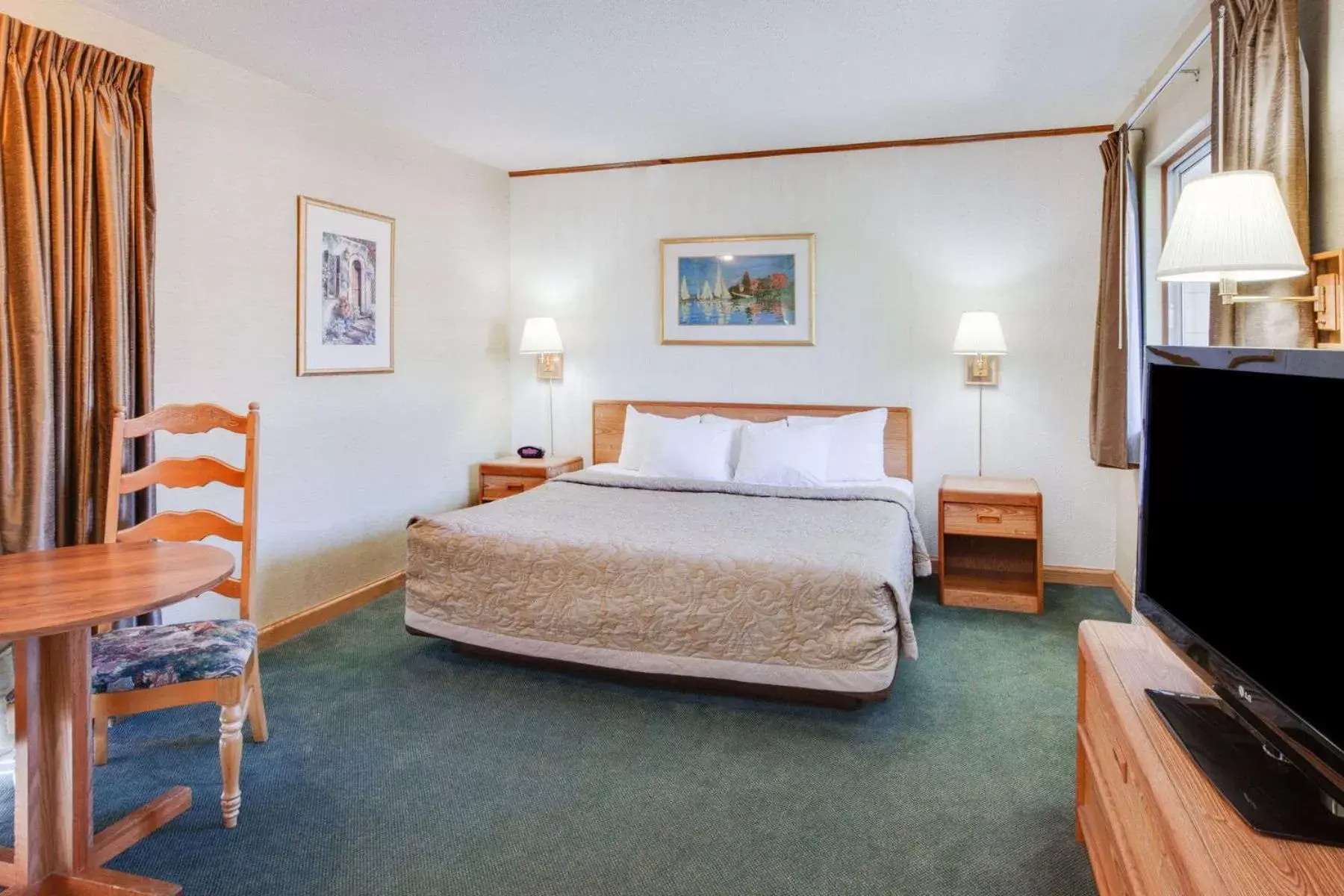 Photo of the whole room, Bed in Super 8 Beachfront by Wyndham Mackinaw City, MI