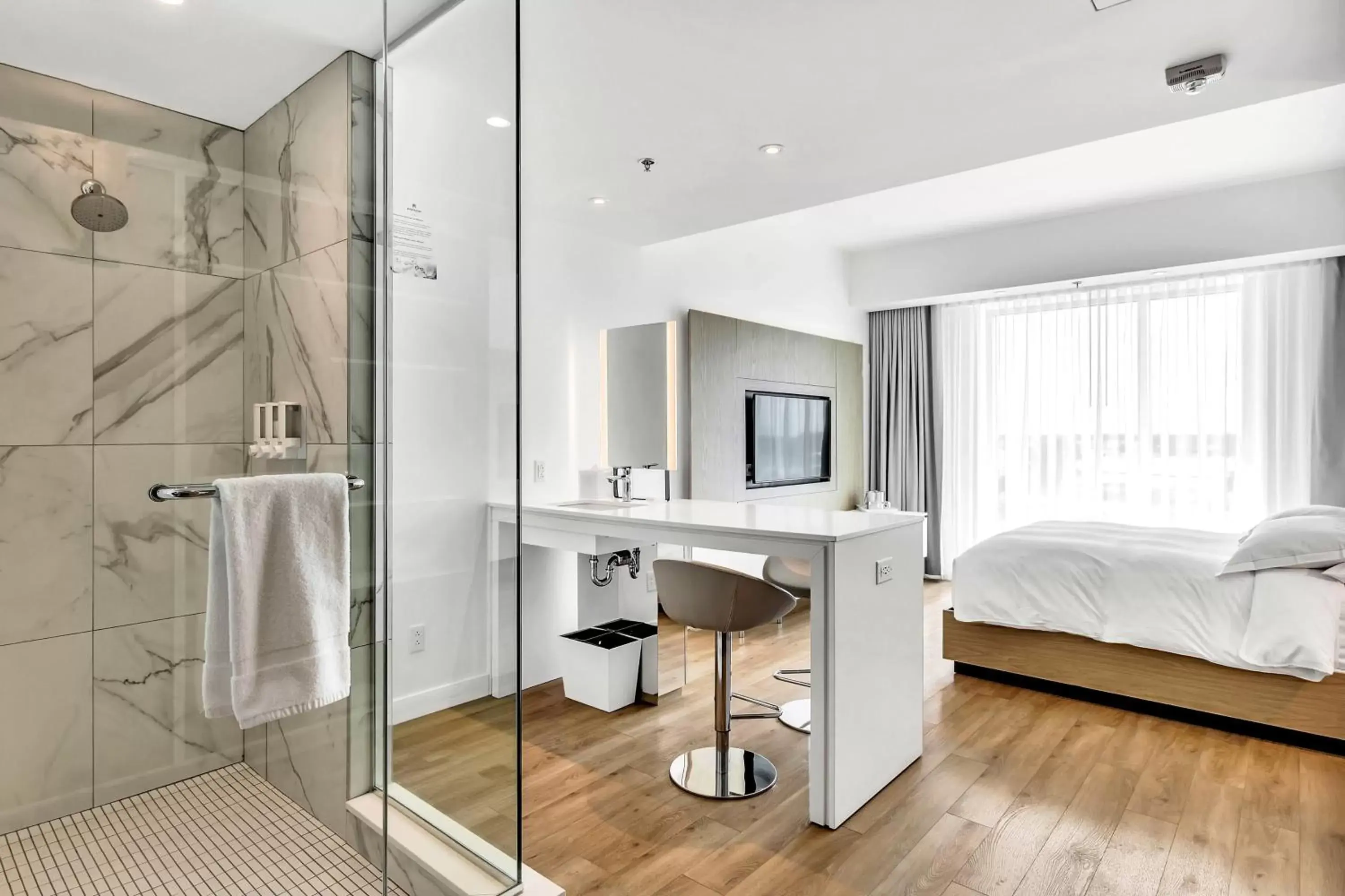 Bedroom, Bathroom in Hotel Mortagne