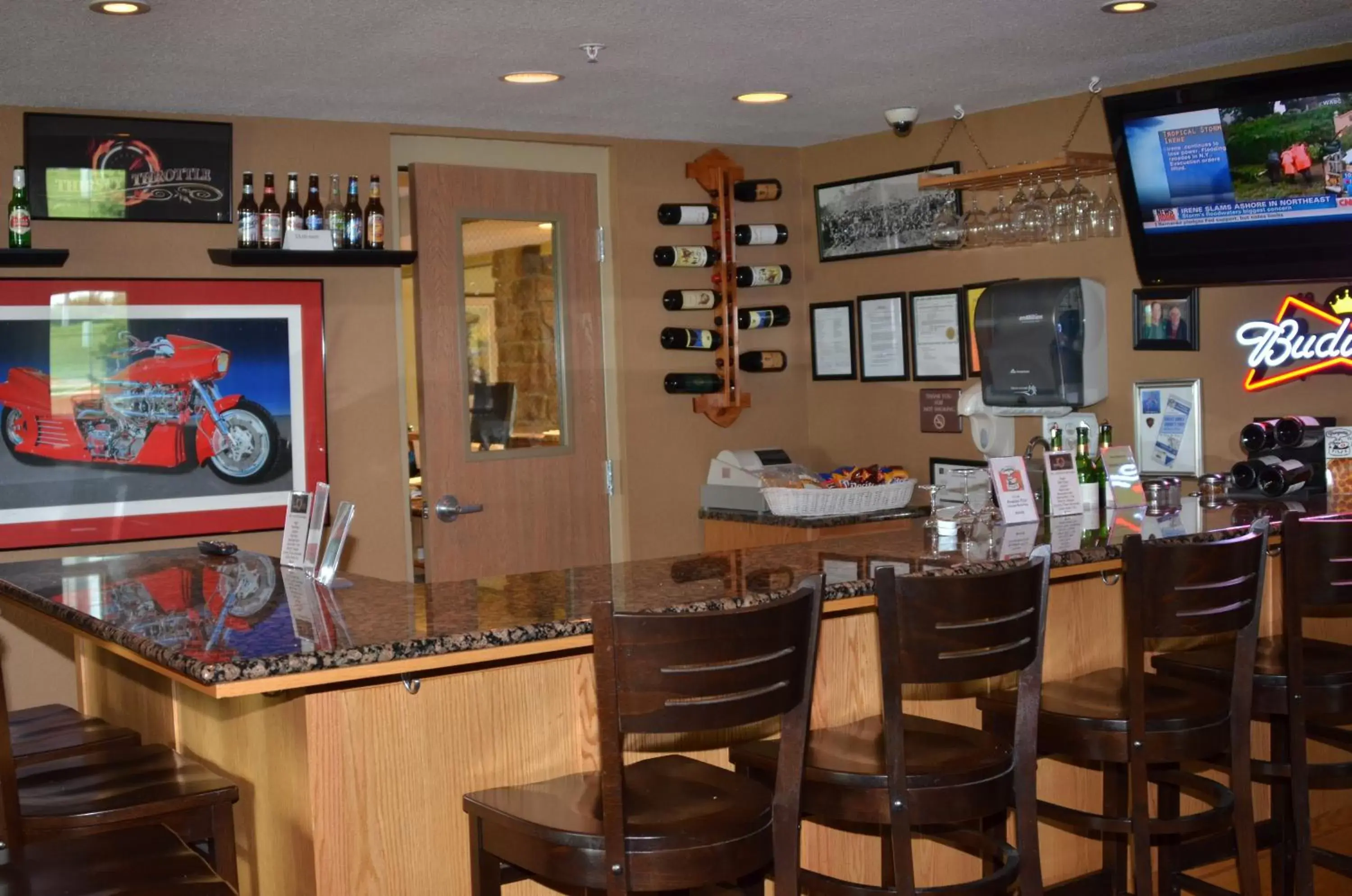 Lounge or bar in Boarders Inn and Suites by Cobblestone Hotels - Fayette