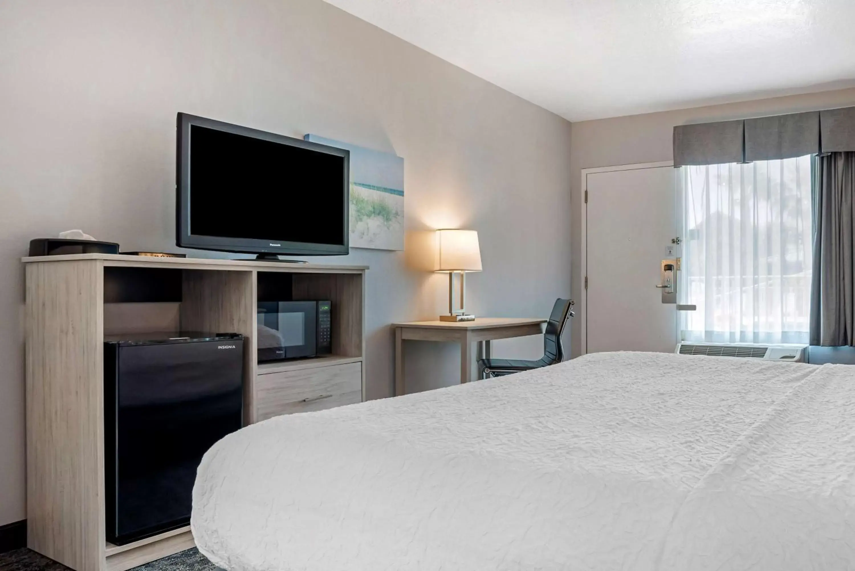 Bedroom, Bed in Best Western Navarre Waterfront