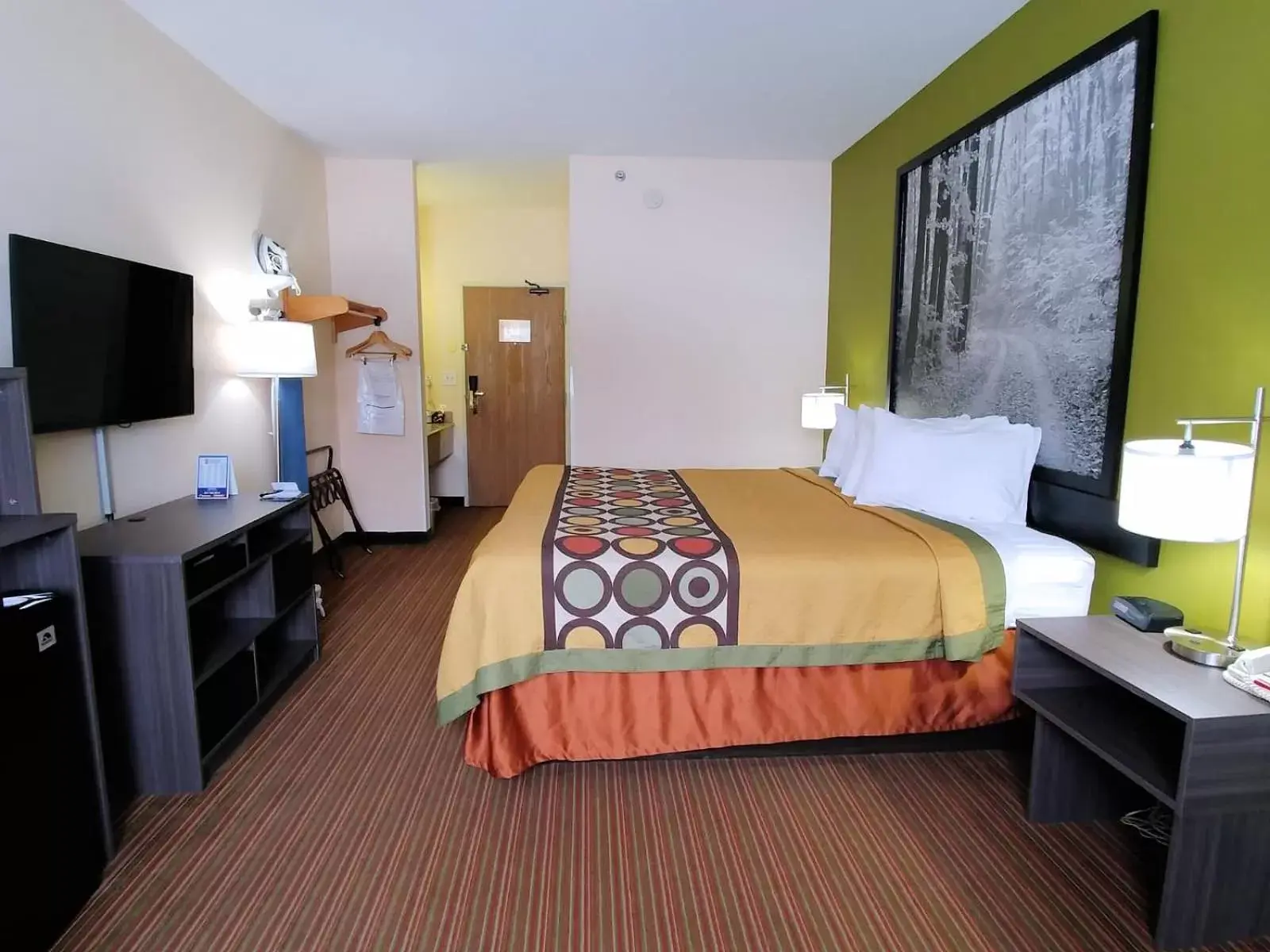 Photo of the whole room, Bed in Super 8 by Wyndham Big Rapids
