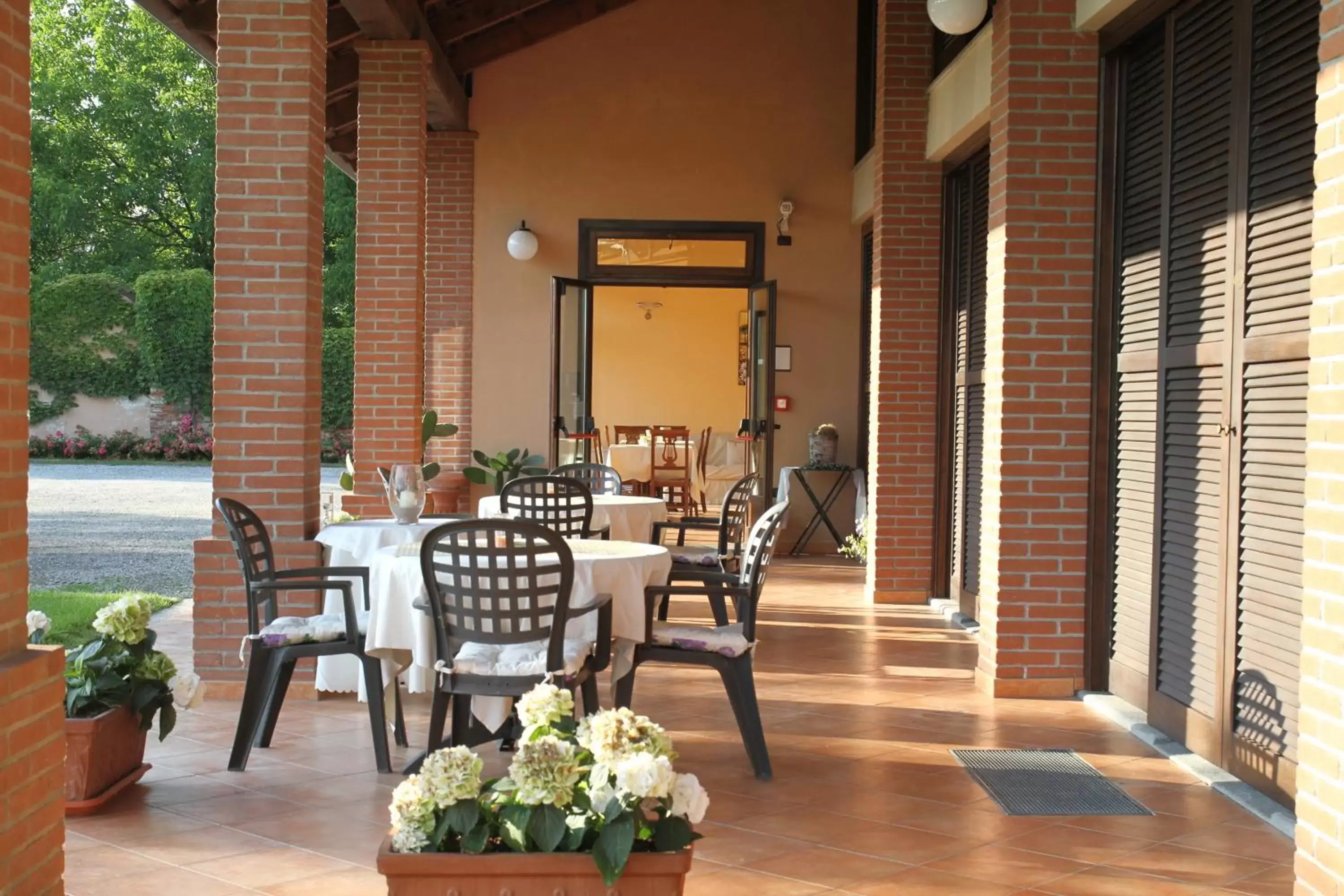 BBQ facilities, Restaurant/Places to Eat in Motel Cosmera