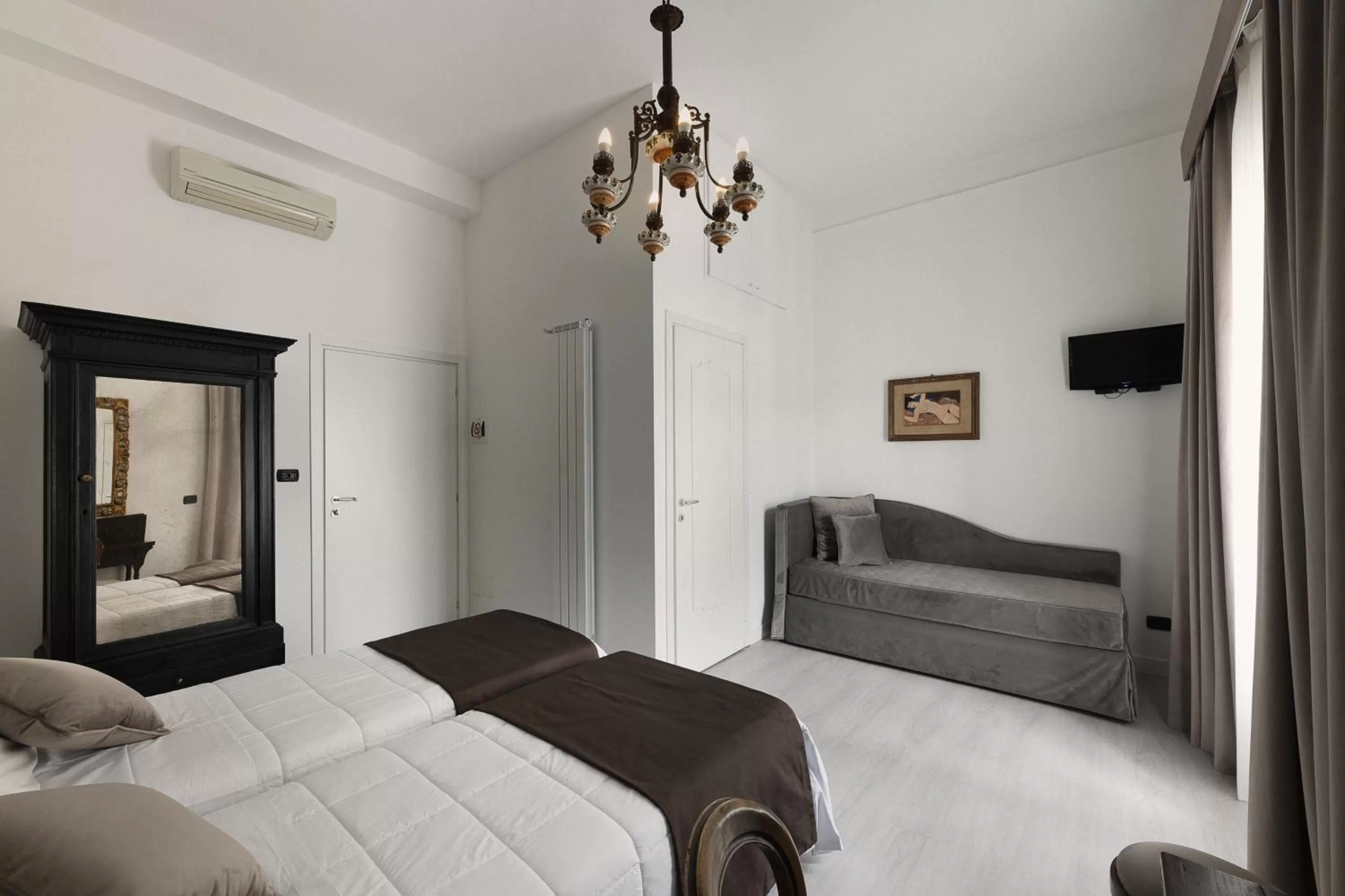 TV and multimedia, Bed in Hotel Berna