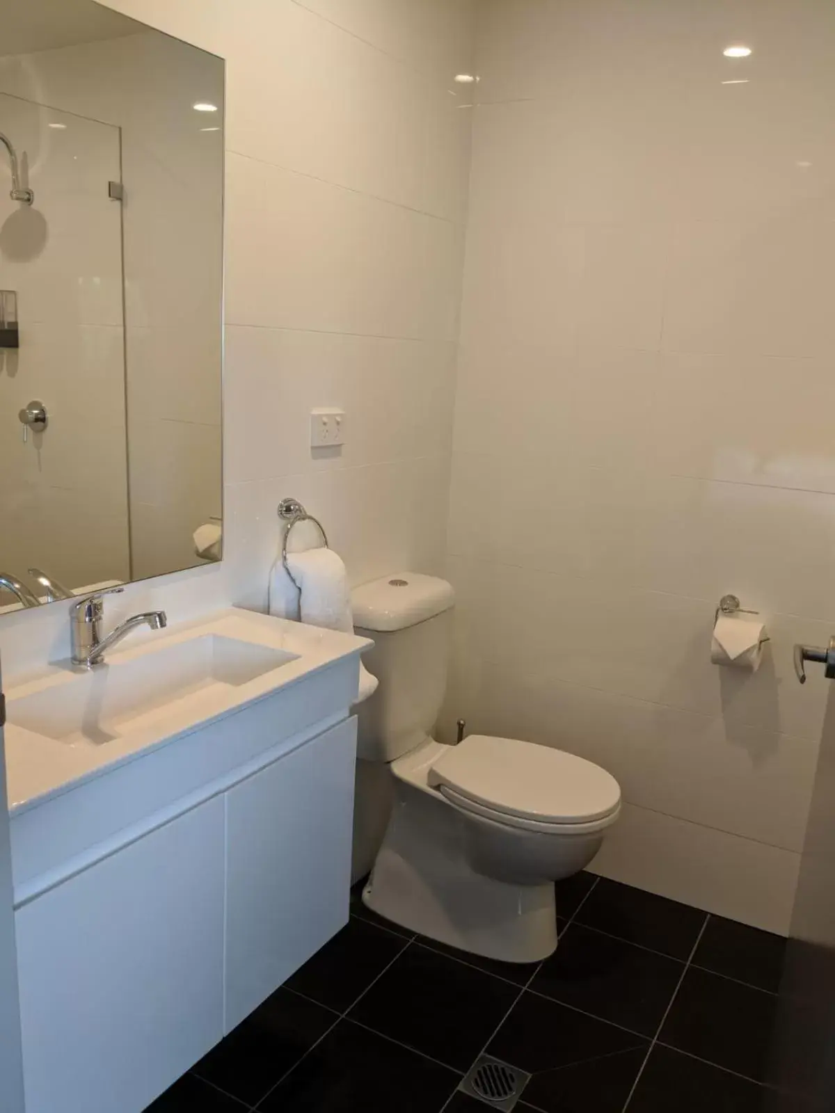 Bathroom in Kingsgrove Hotel