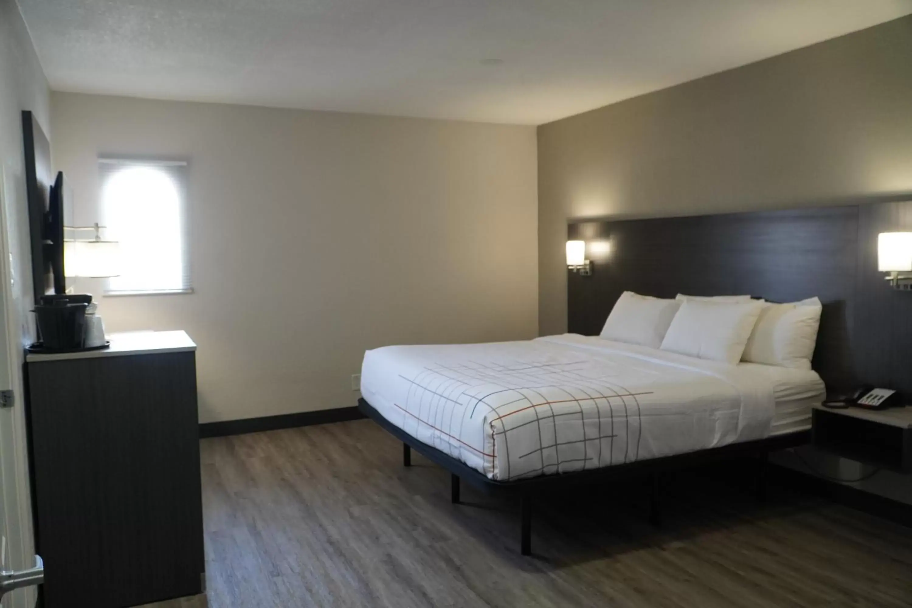 Bed in La Quinta Inn by Wyndham Dallas Uptown