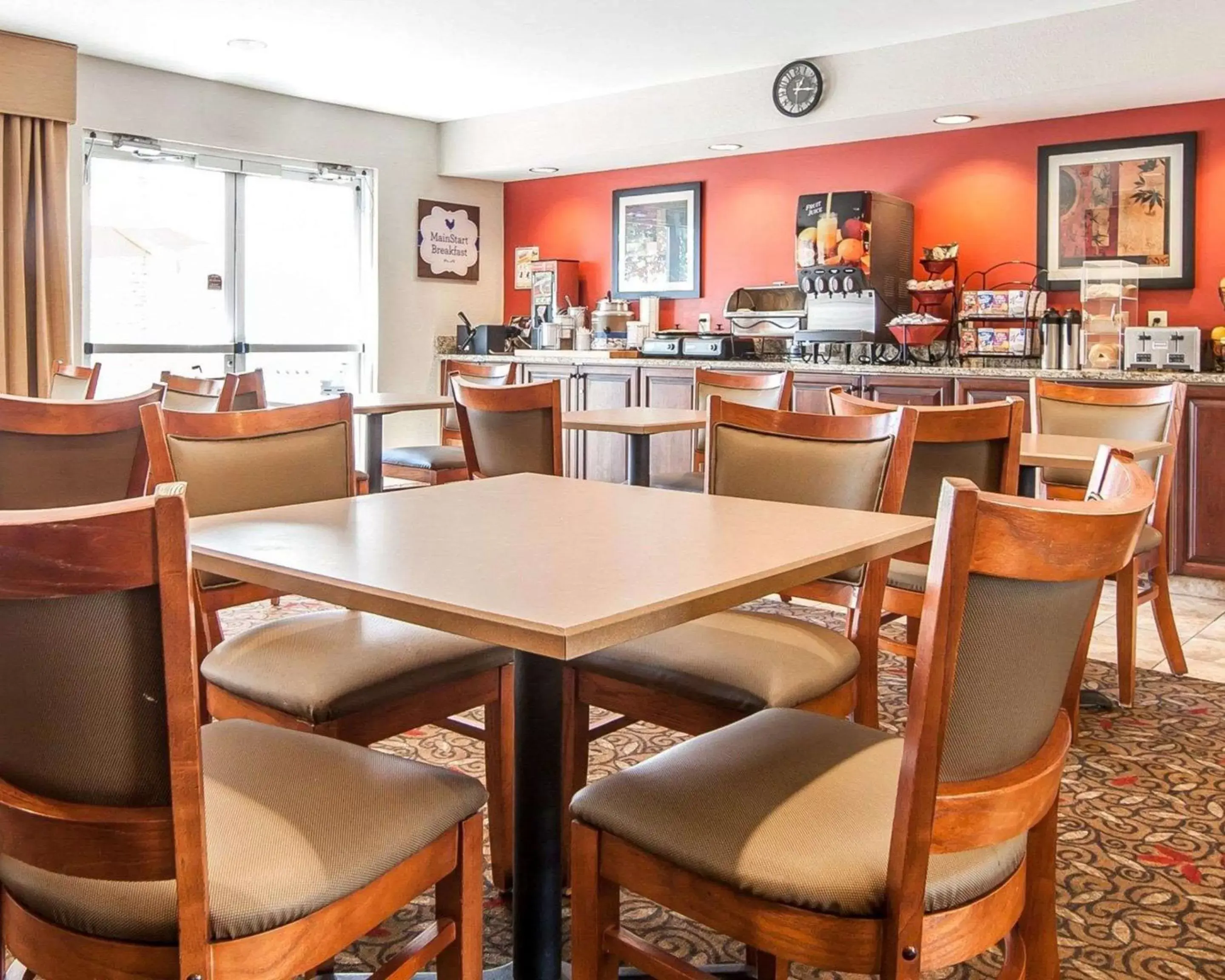 Restaurant/Places to Eat in MainStay Suites Knoxville Airport