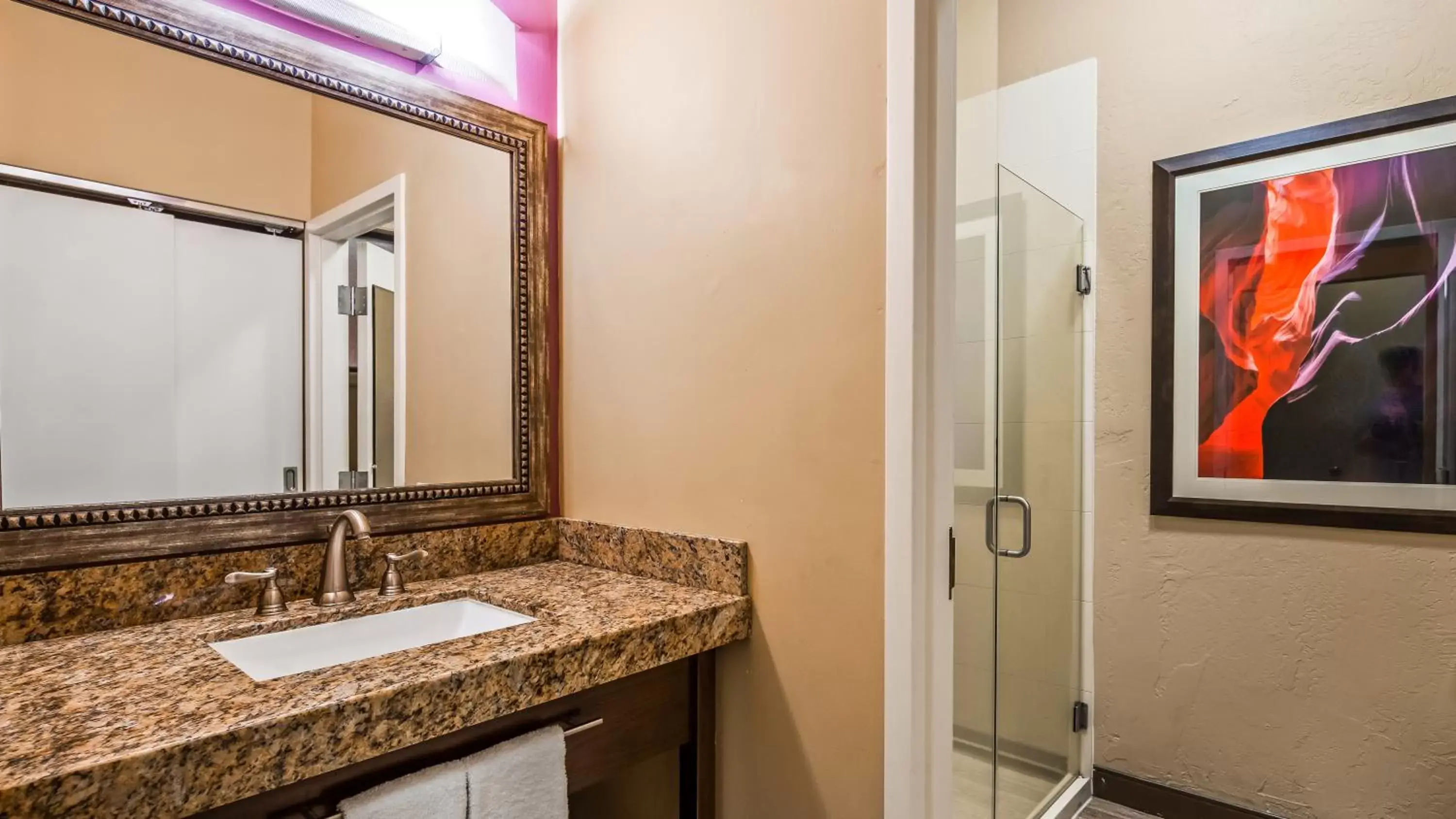 Shower, Bathroom in Best Western View of Lake Powell Hotel