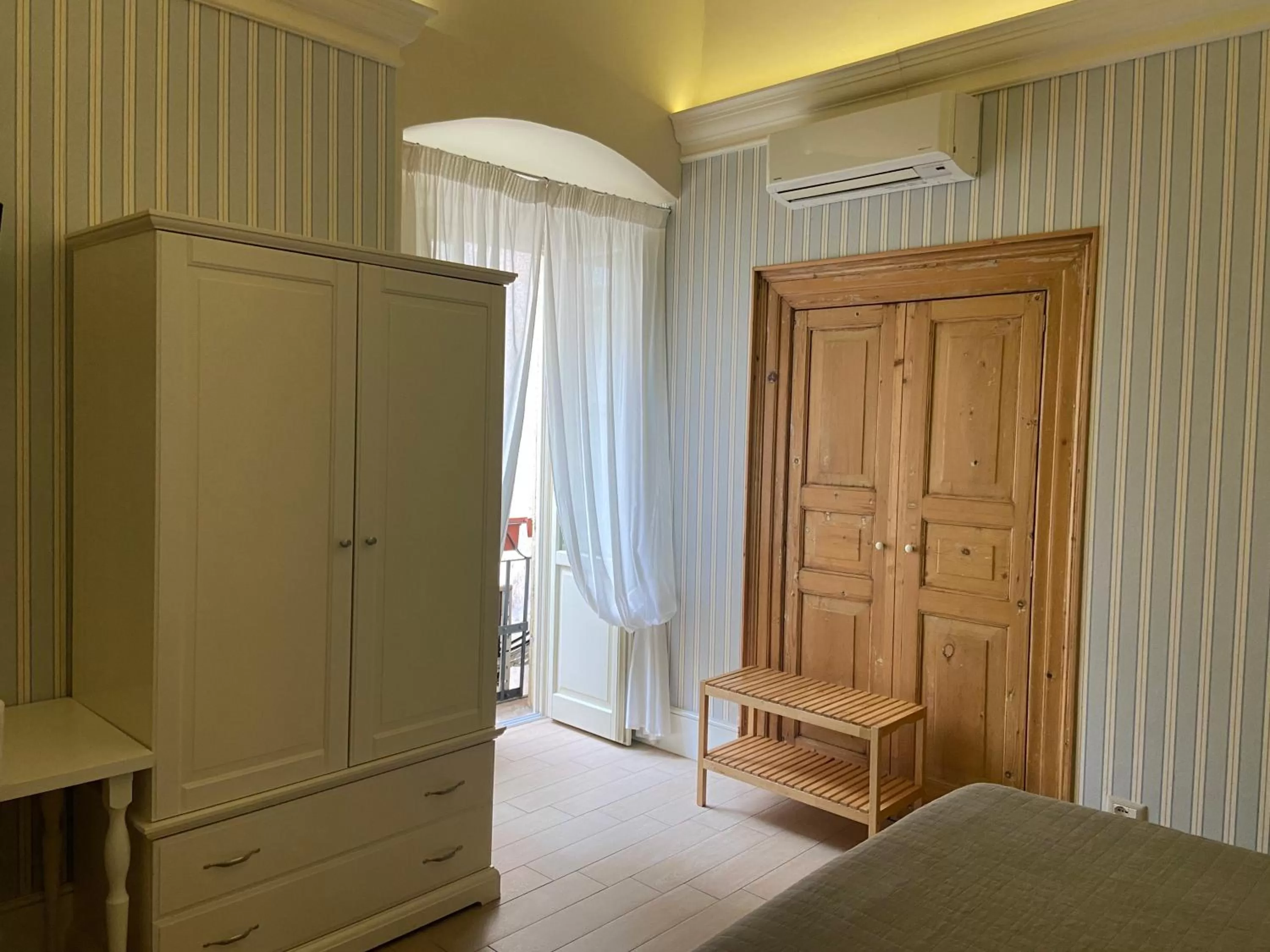 wardrobe, Bed in B&B Porta Baresana