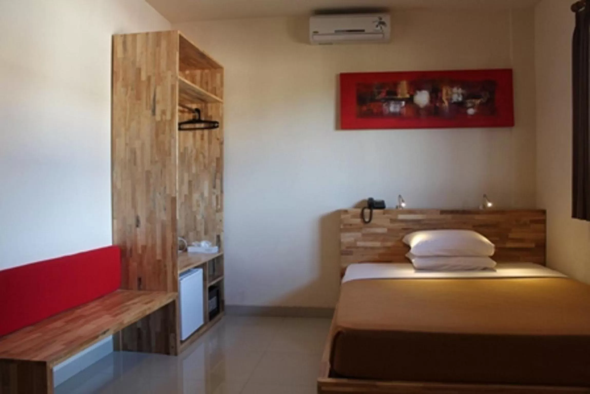 Photo of the whole room, Bed in Hotel Karthi Kuta