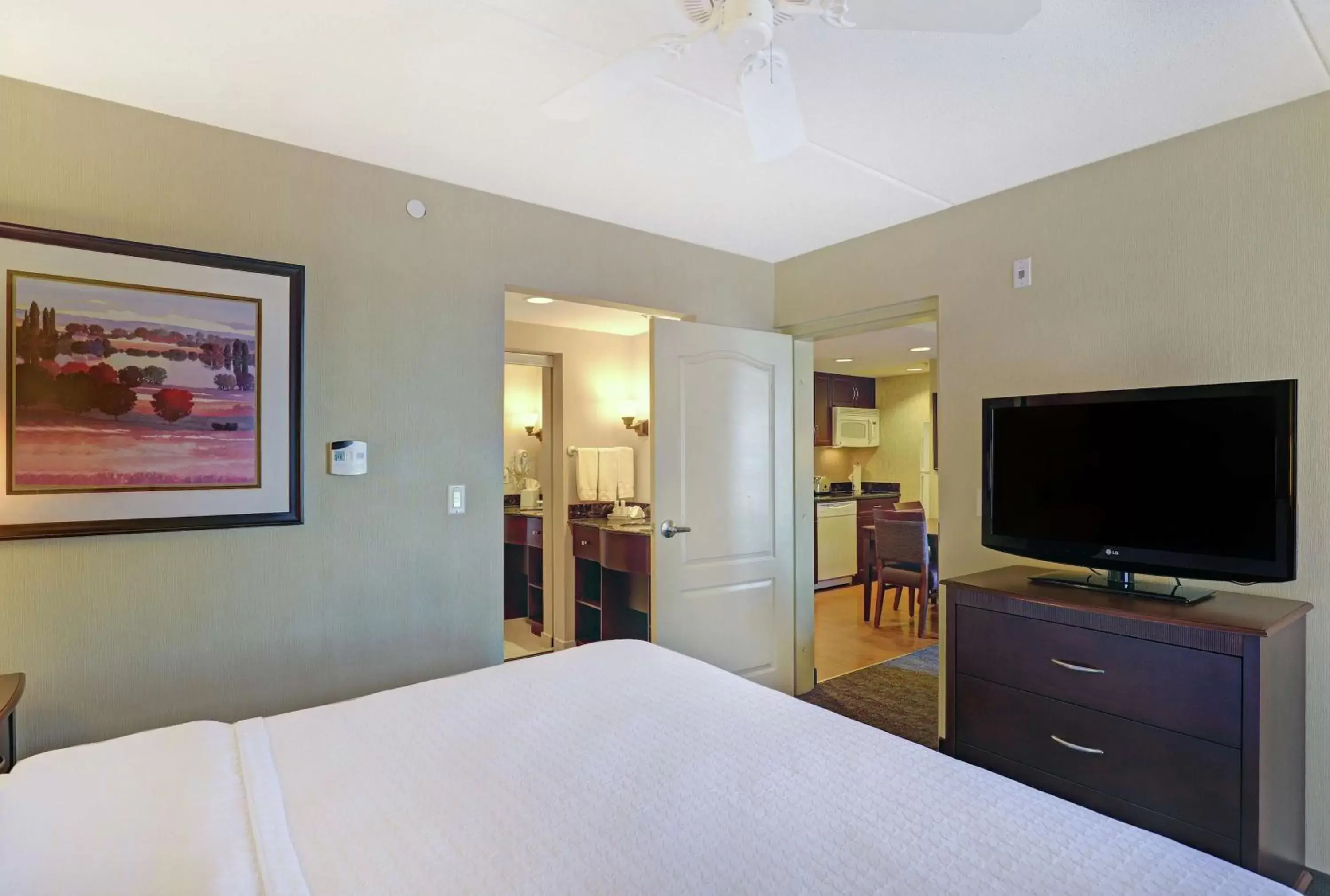 Bedroom, TV/Entertainment Center in Homewood Suites by Hilton Cambridge-Waterloo, Ontario