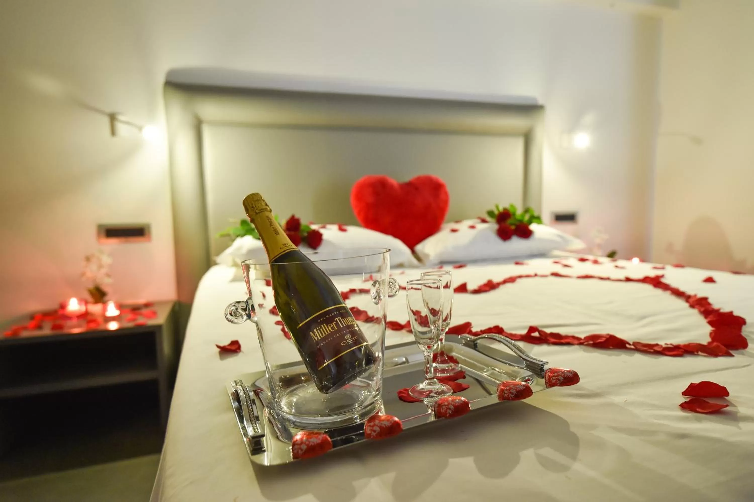 Bed in Pompei Inn Ruins B&B Luxury Suite