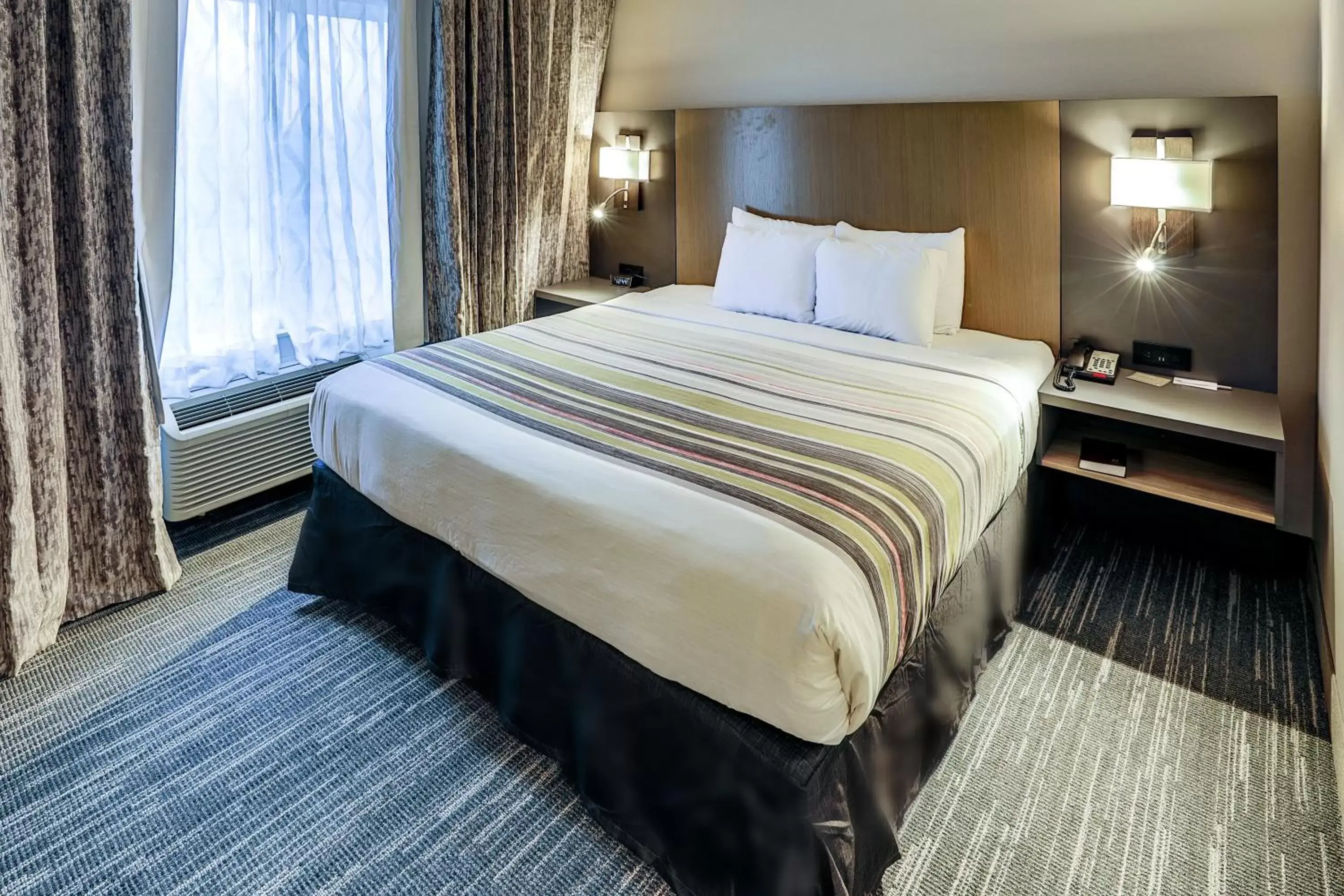 Bed in Country Inn & Suites by Radisson, Nashville Airport, TN