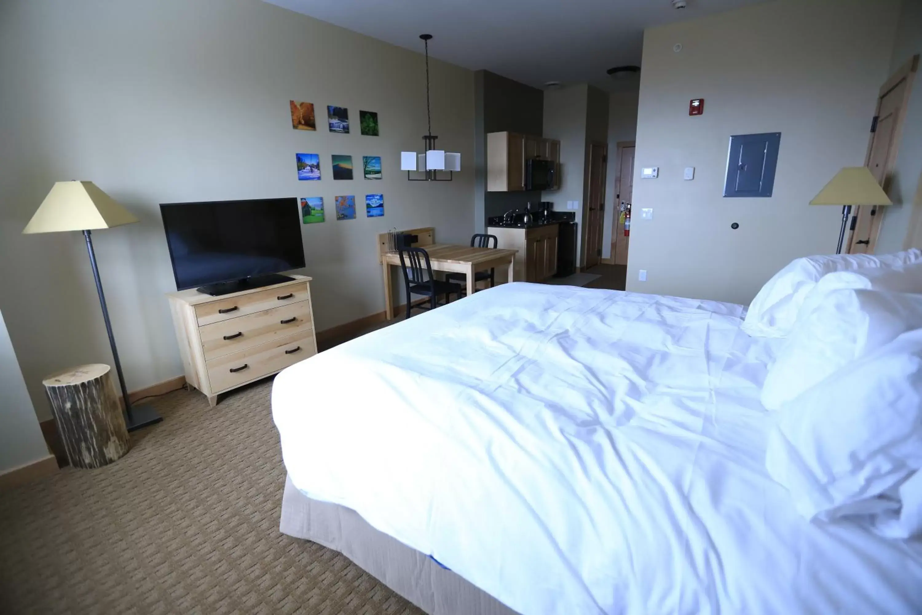 Bedroom, Bed in Burke Mountain Hotel and Conference Center