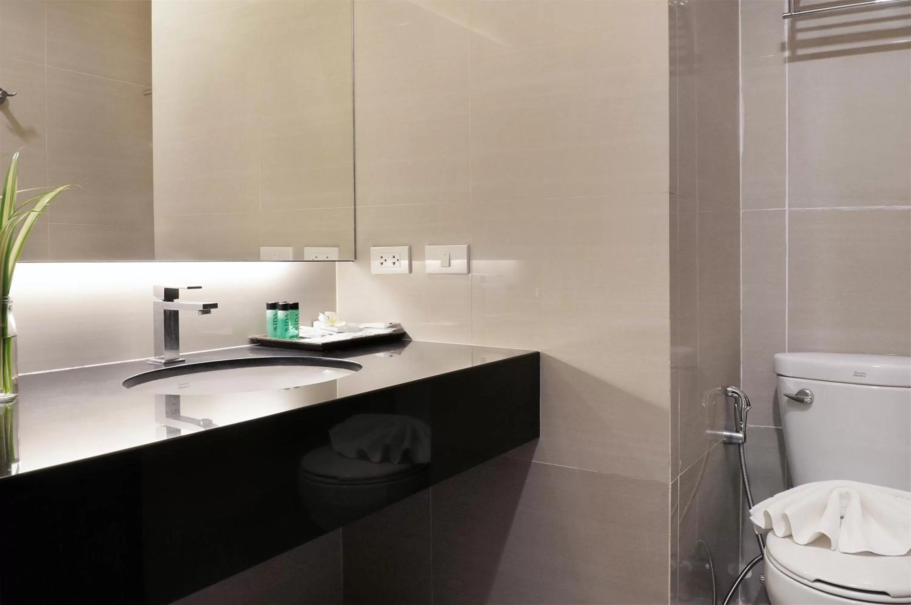 Toilet in Mida Hotel Don Mueang Airport