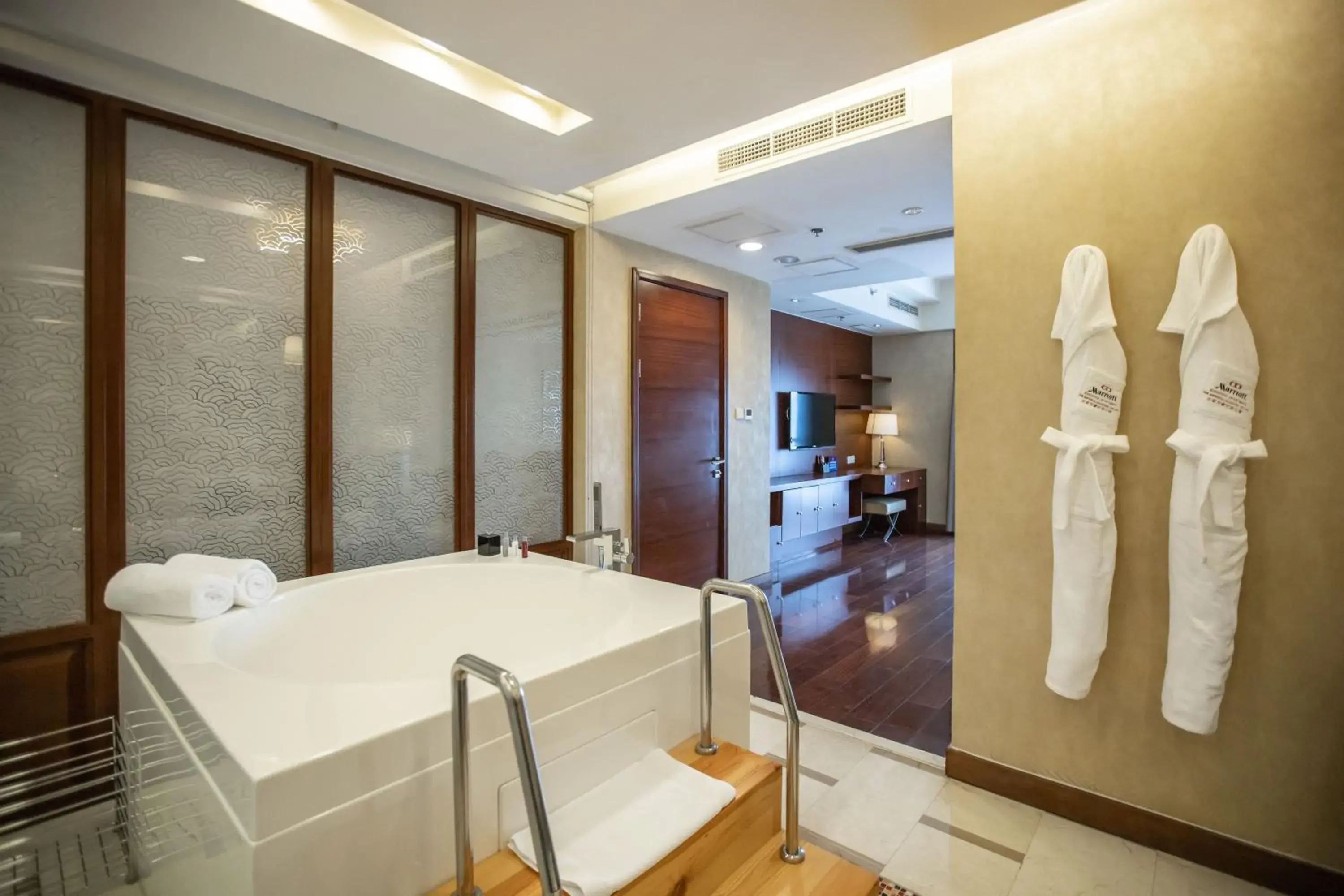 Bathroom in The Imperial Mansion, Beijing - Marriott Executive Apartments