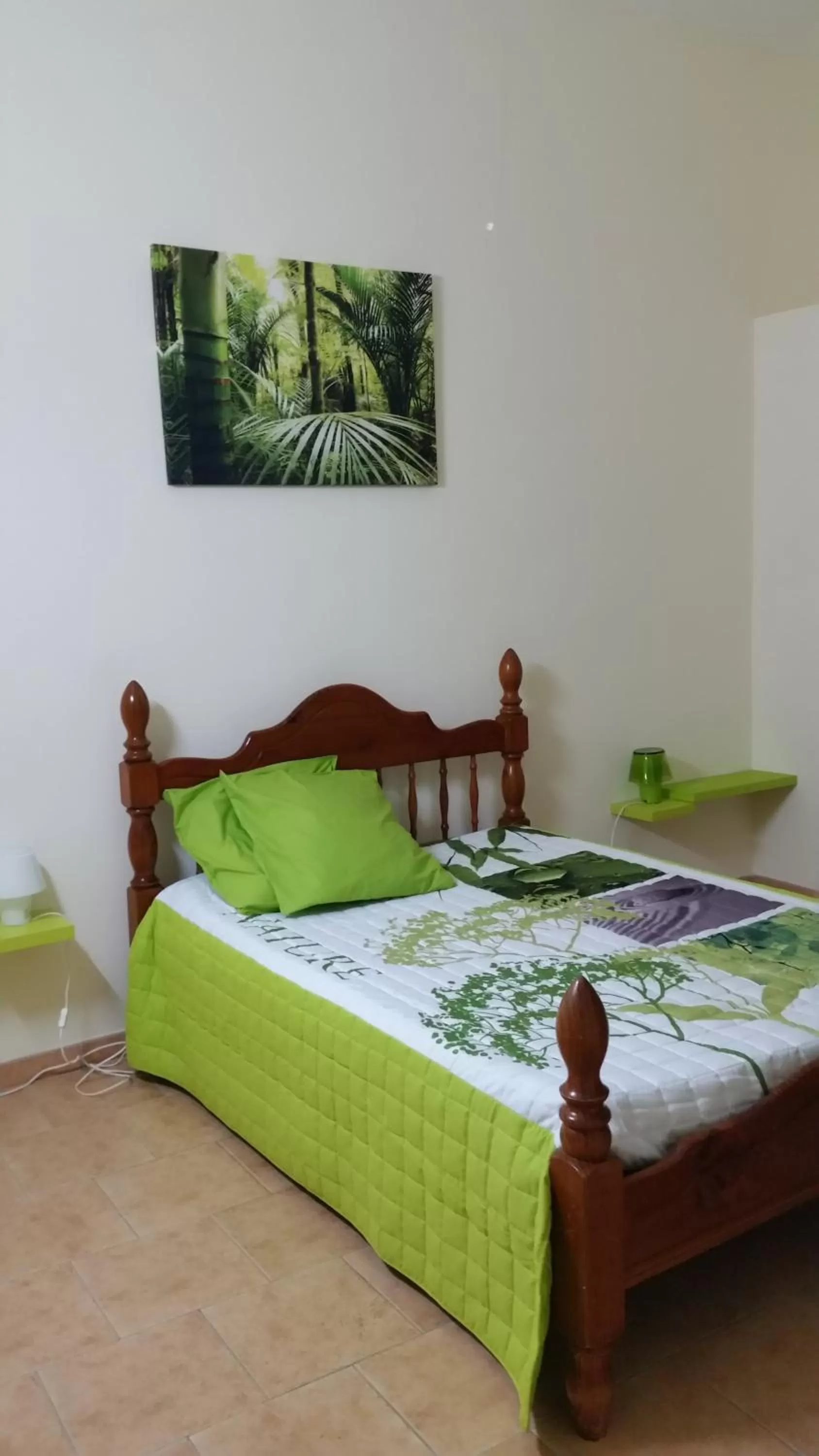 Photo of the whole room, Bed in L'Oliveraie