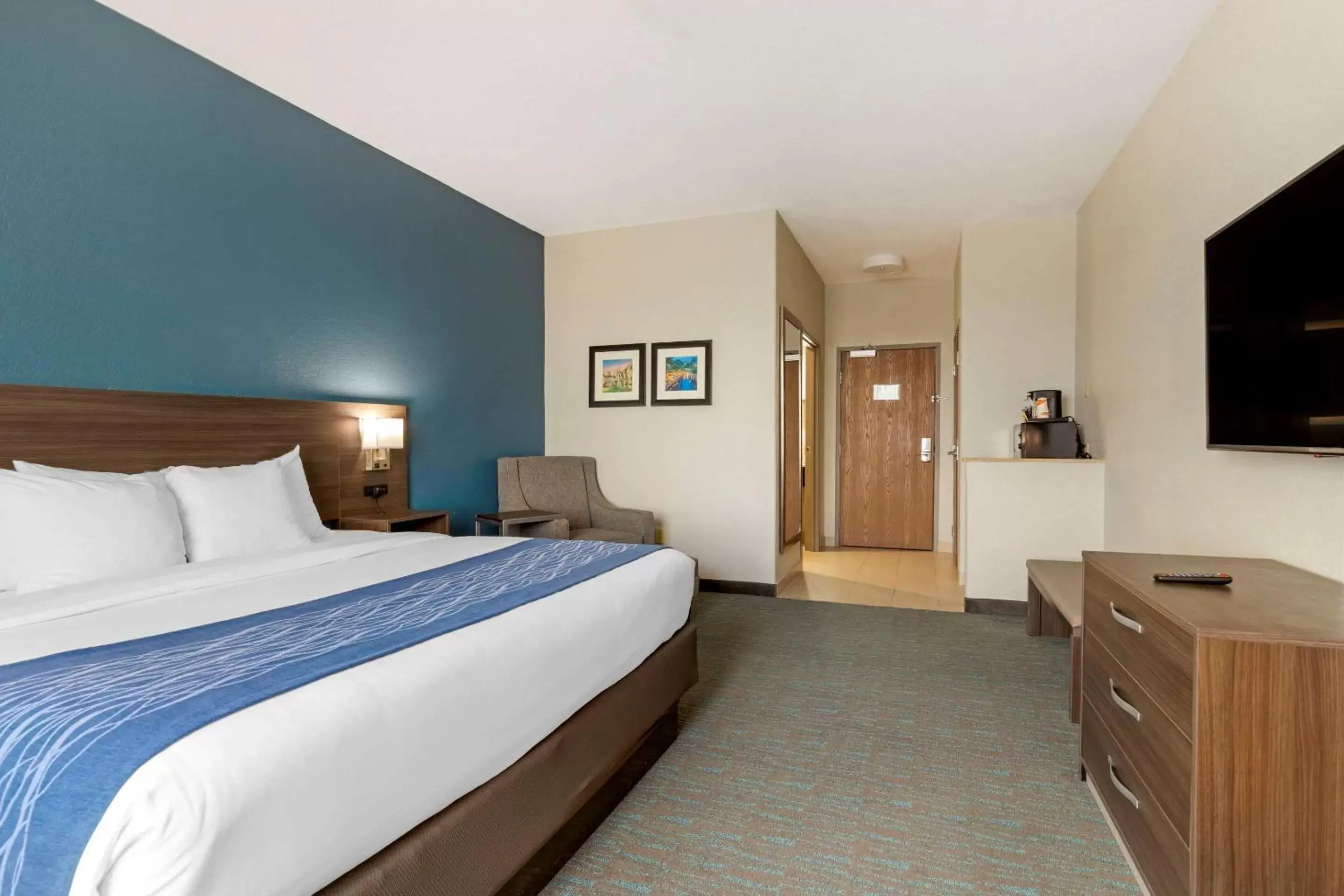 Photo of the whole room, Bed in Comfort Inn & Suites Selma near Randolph AFB