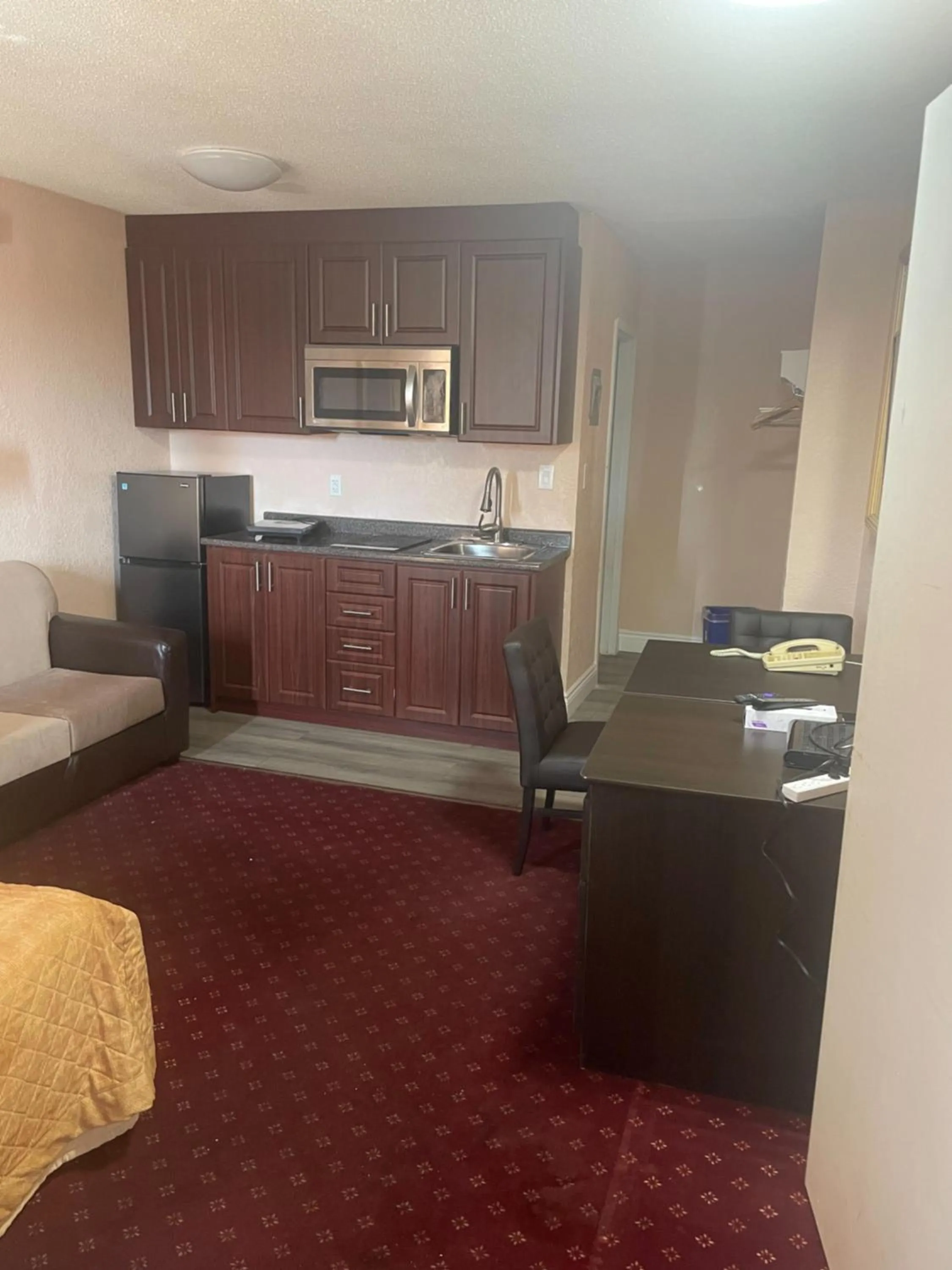 kitchen in Niagara Lodge & Suites