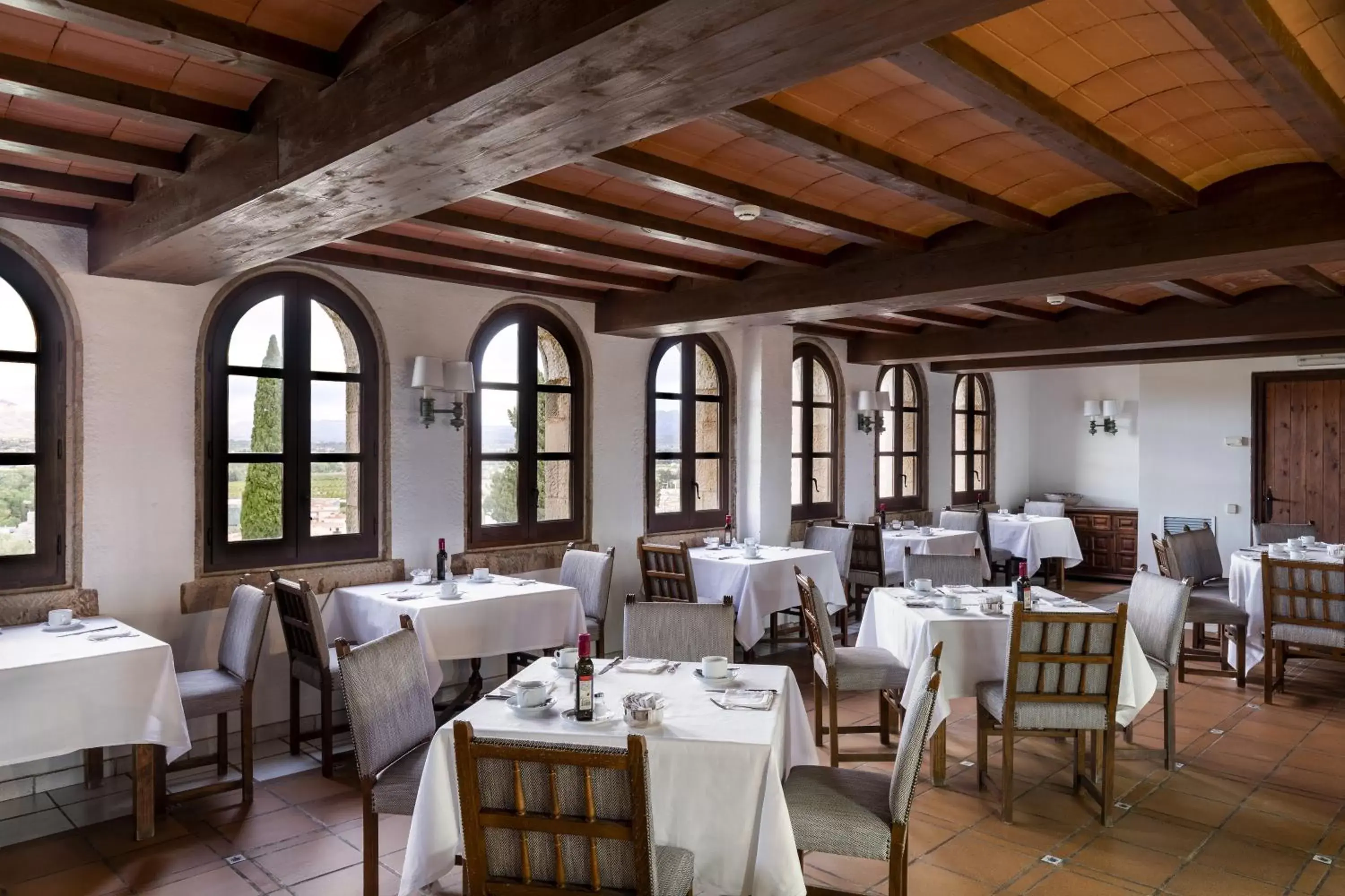 Area and facilities, Restaurant/Places to Eat in Parador de Tortosa