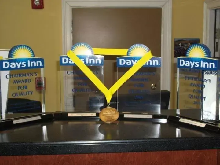 Logo/Certificate/Sign in Days Inn & Suites by Wyndham Swainsboro