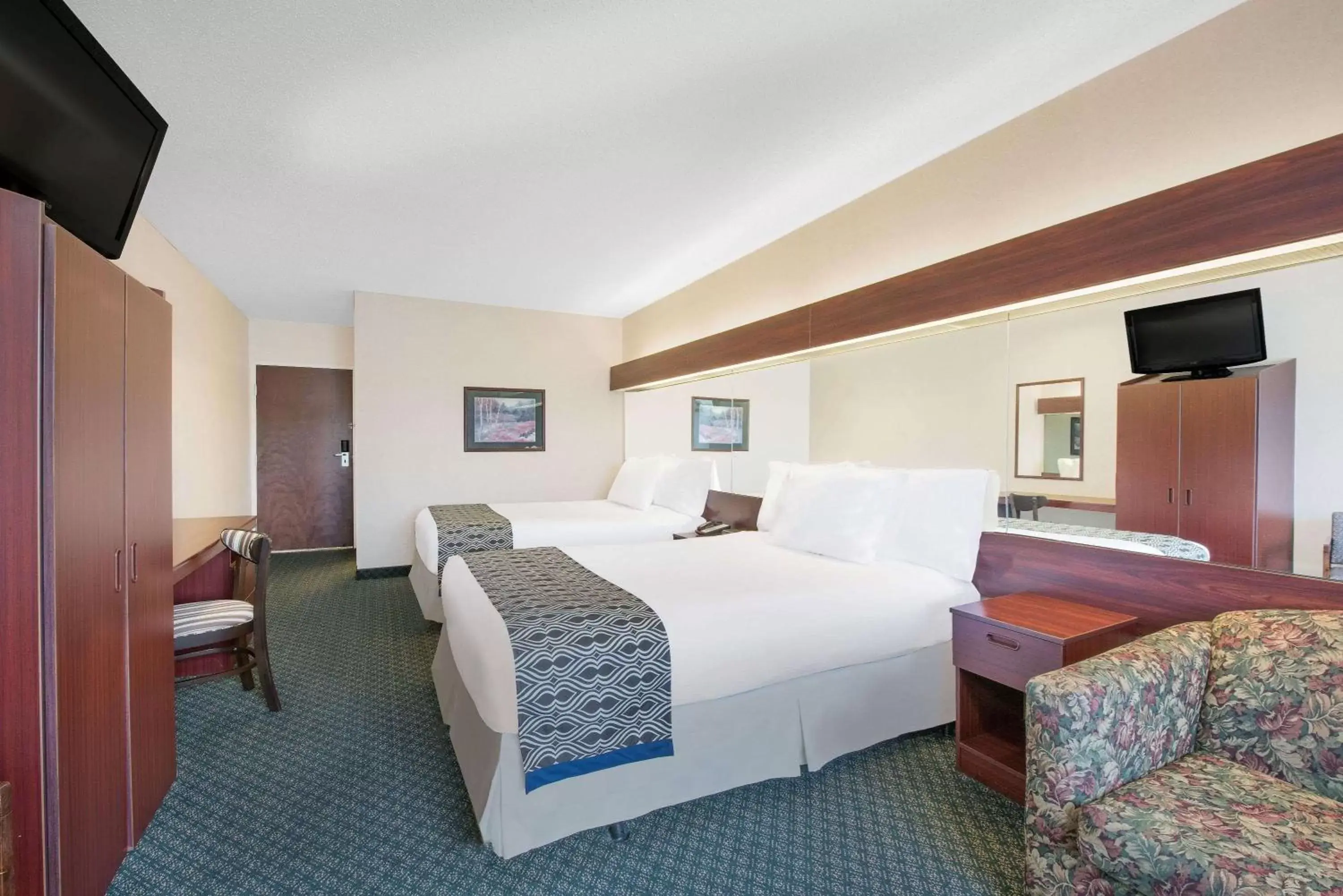 Photo of the whole room, Bed in Microtel Inn & Suites by Wyndham Hamburg