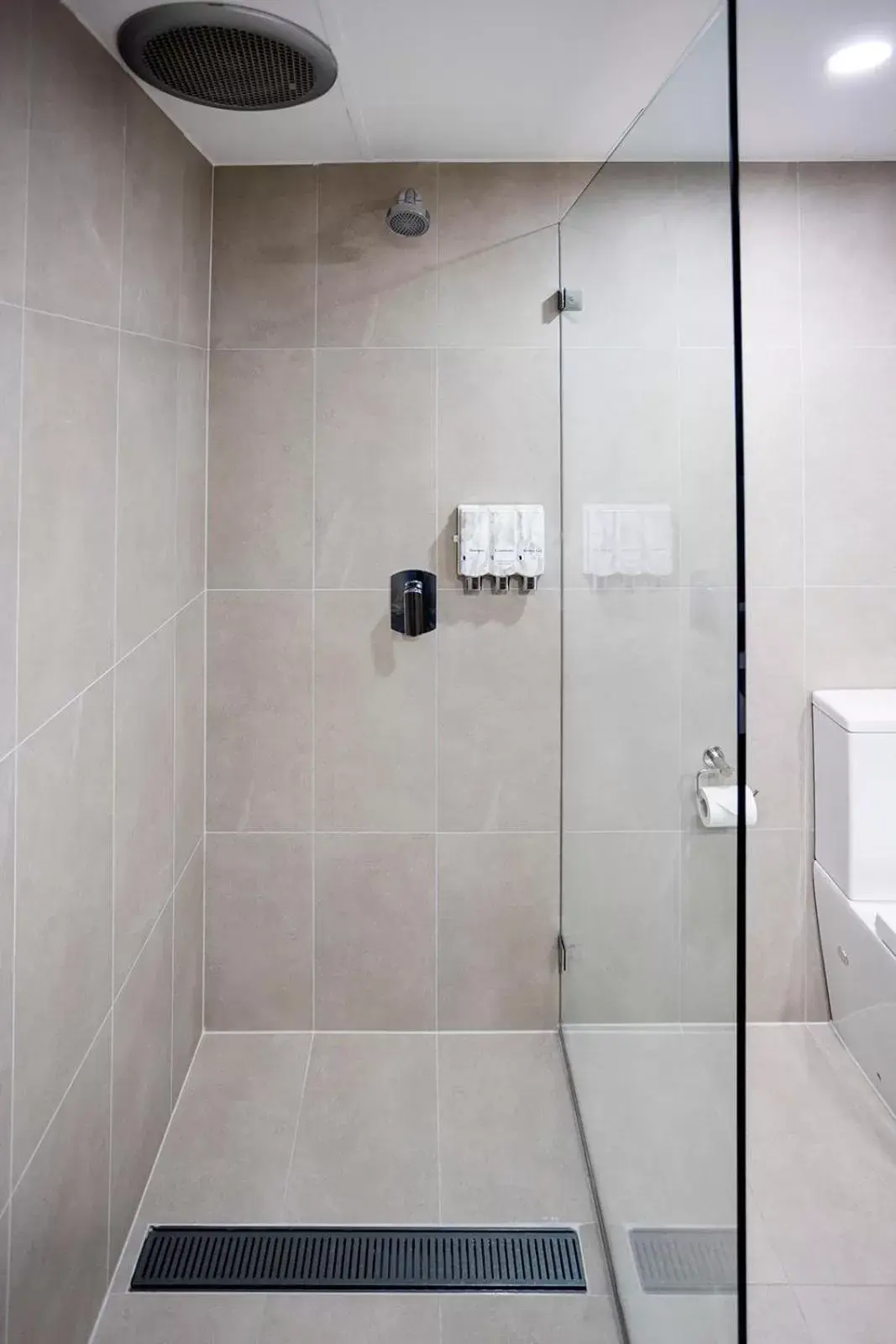 Shower, Bathroom in Mantra Bathurst
