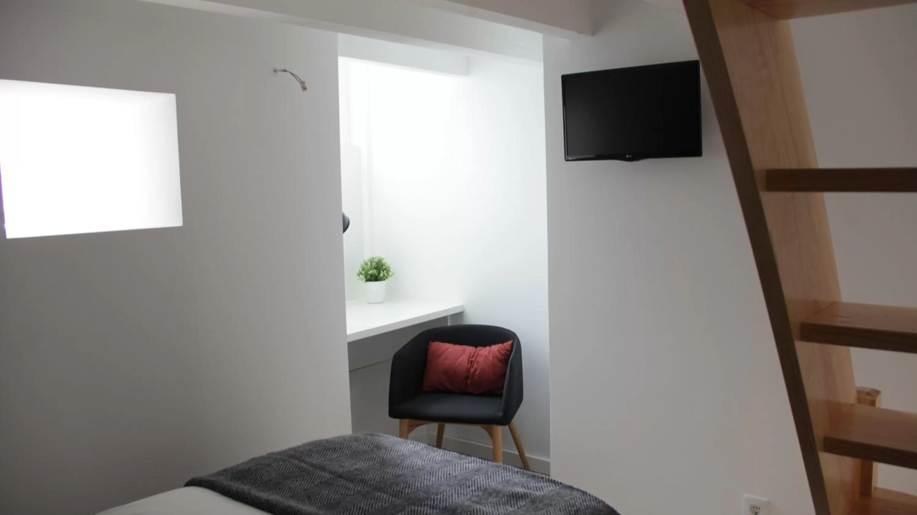 TV/Entertainment Center in São Bento na Alta St Benedict Uptown