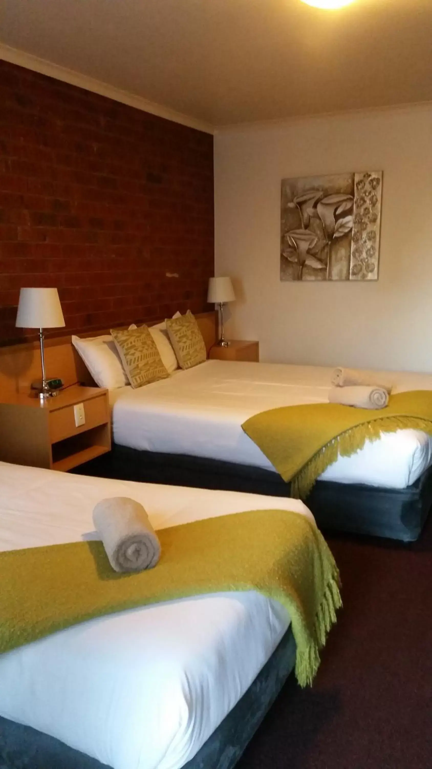 Photo of the whole room, Bed in Pevensey Motor Lodge