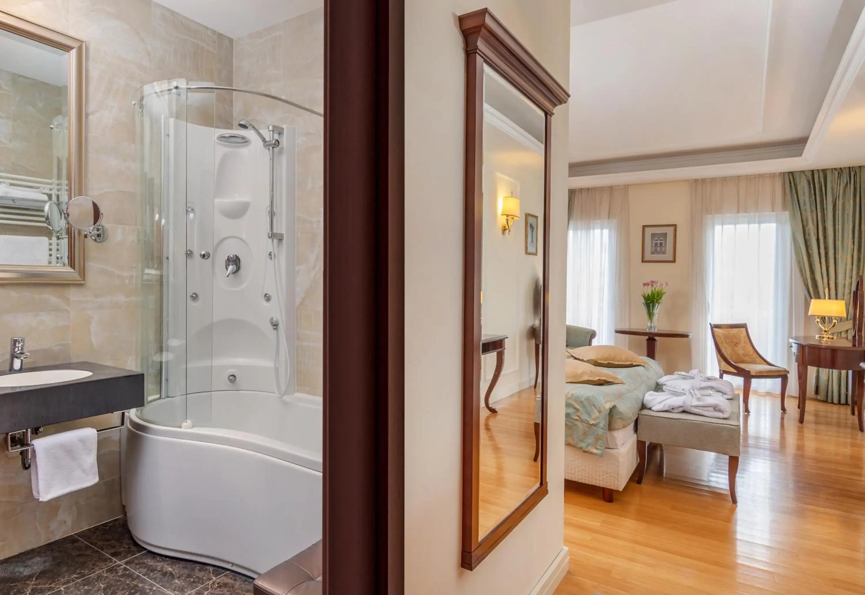 Bed, Bathroom in Hotel President Solin