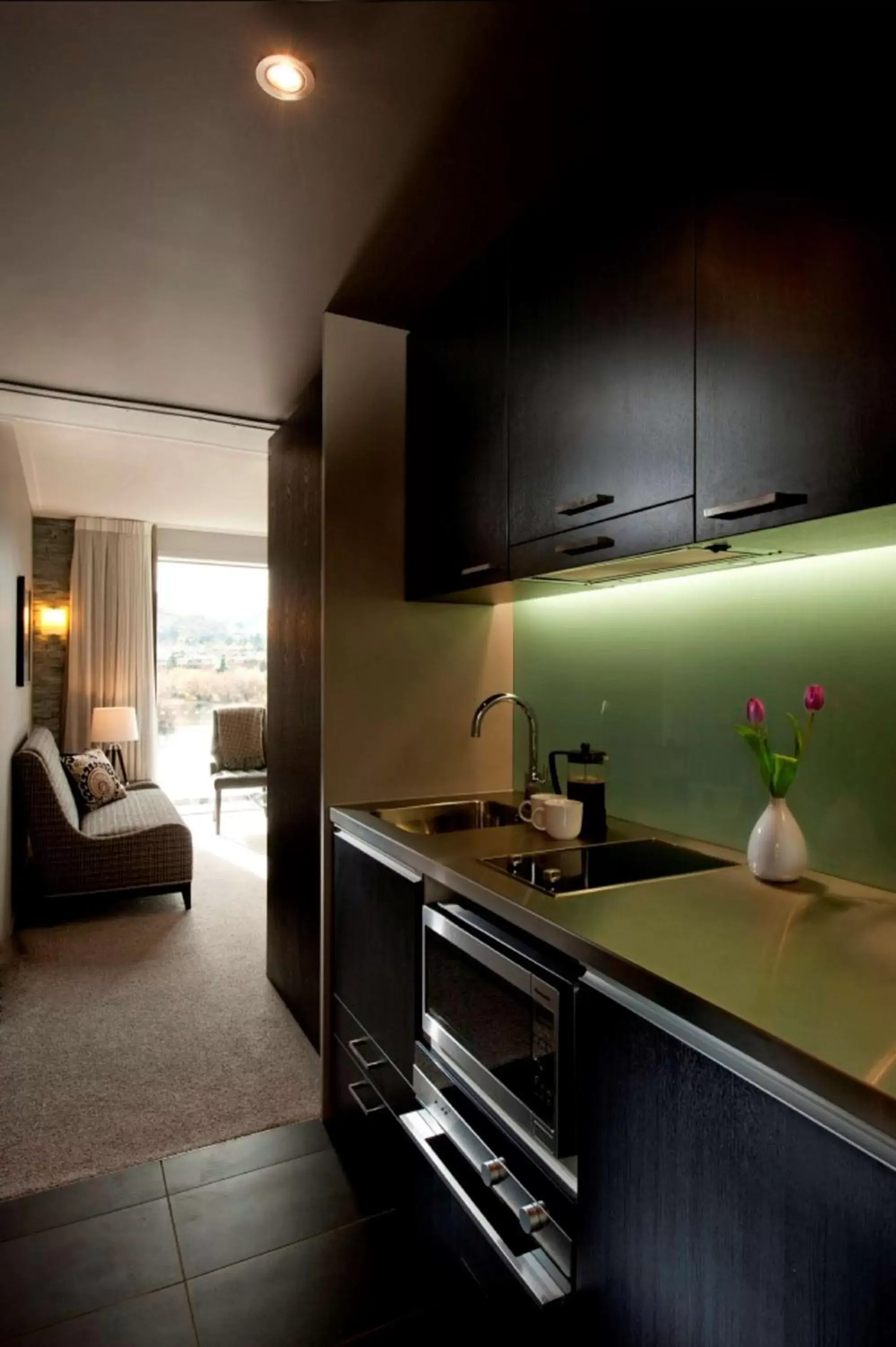 Kitchen or kitchenette, Kitchen/Kitchenette in DoubleTree by Hilton Queenstown