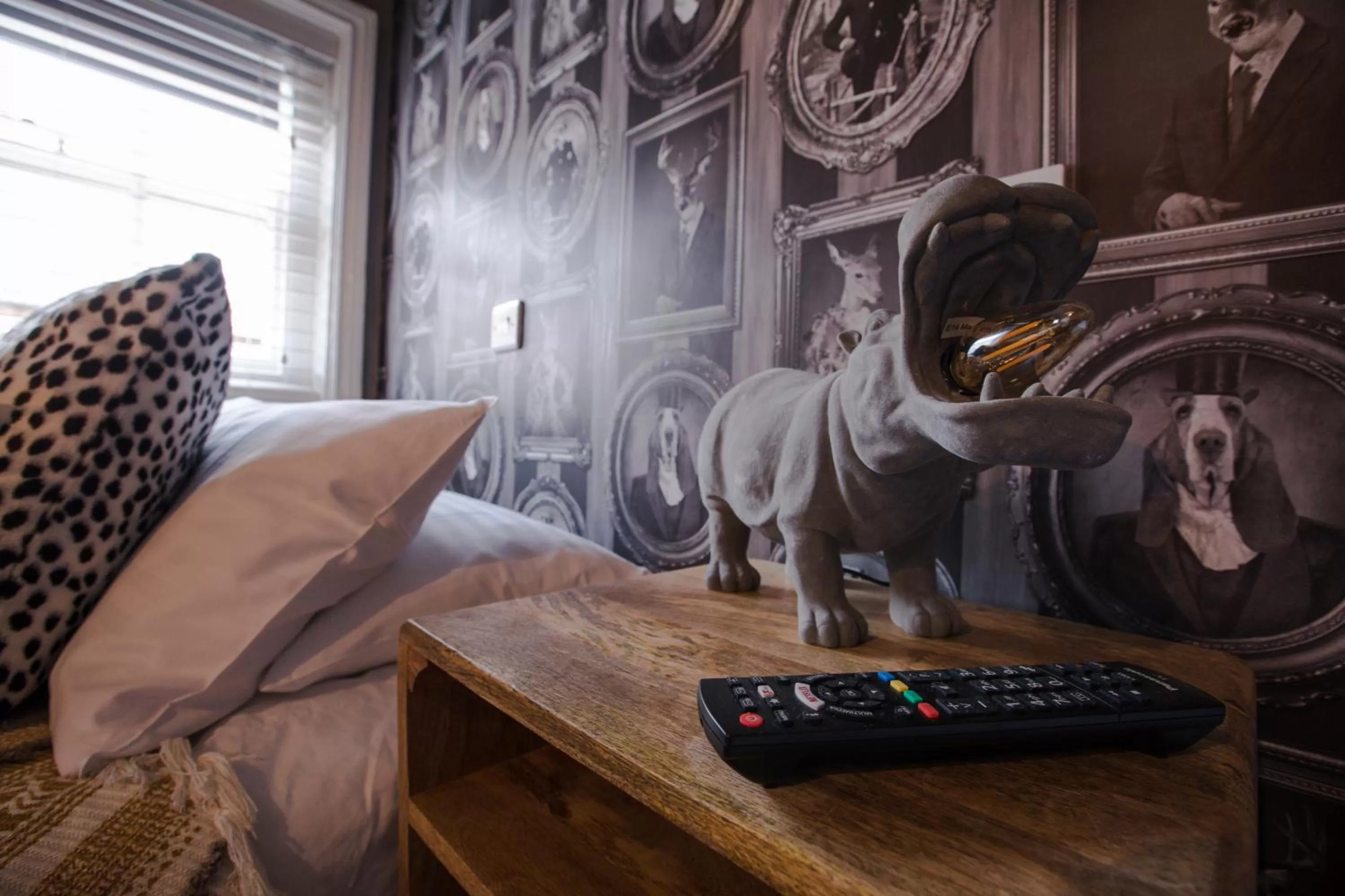 The Wheatsheaf Pub, Kitchen & Rooms