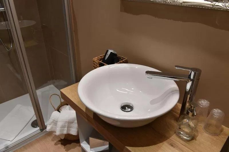 Bathroom in Lainez Rooms & Suites