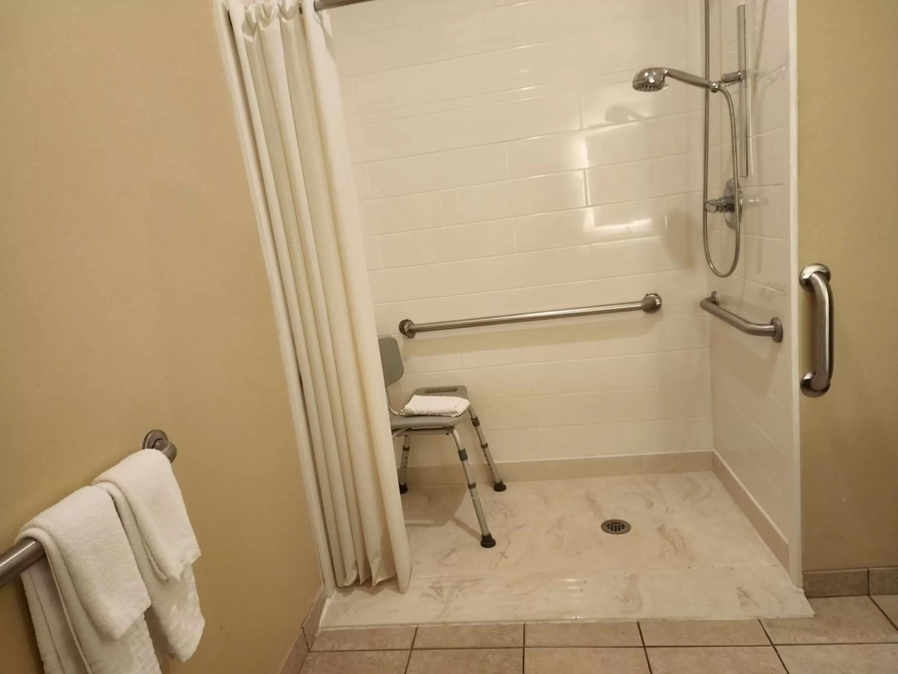 Queen Room with Two Queen Beds with Roll-In Shower in BEST WESTERN PLUS Monica Royale Inn & Suites Queen Room with Two Queen Beds with Roll-In Shower in BEST WESTERN PLUS Monica Royale Inn & Suites