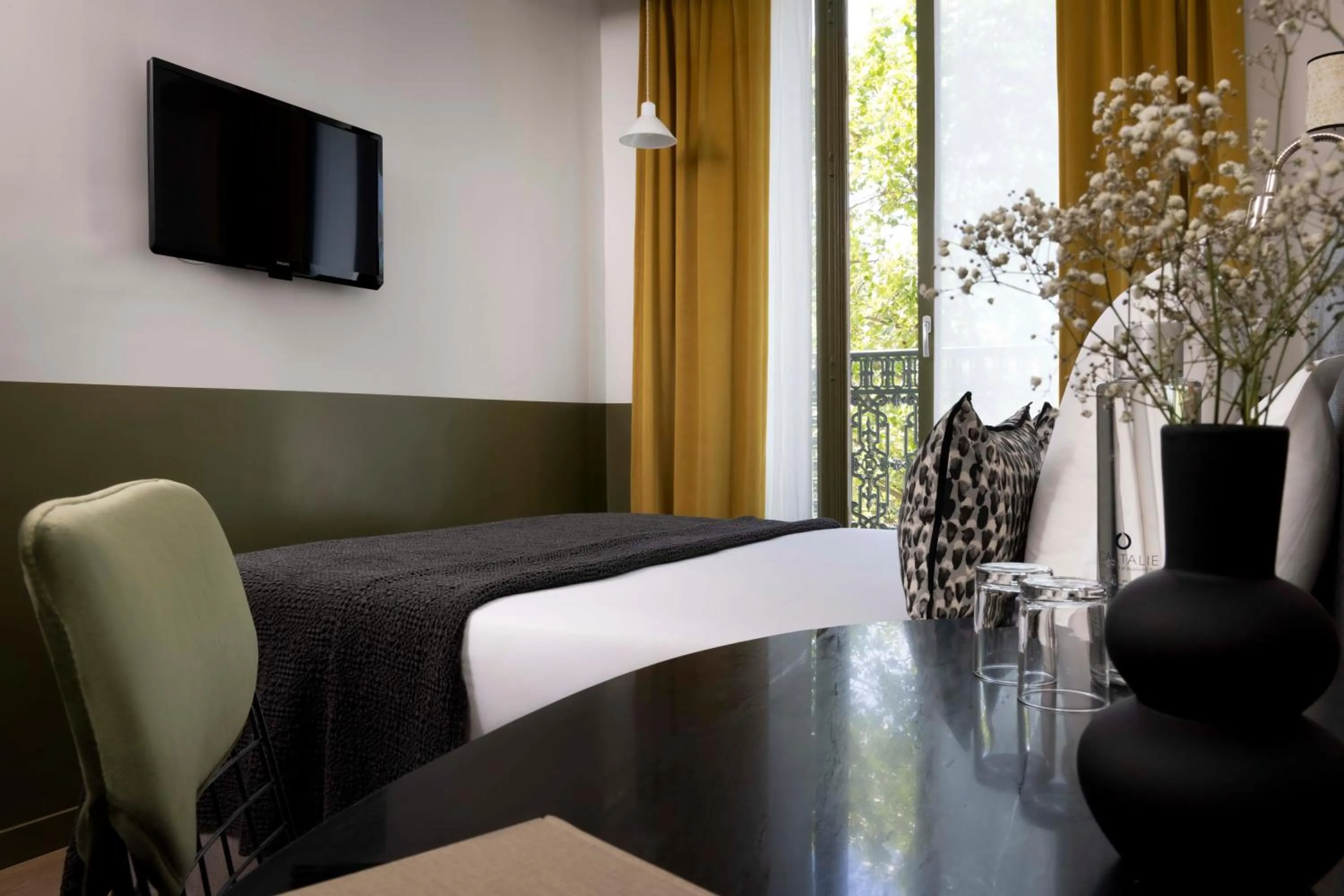 Property building, Bed in Le Petit Beaumarchais Hotel & Spa