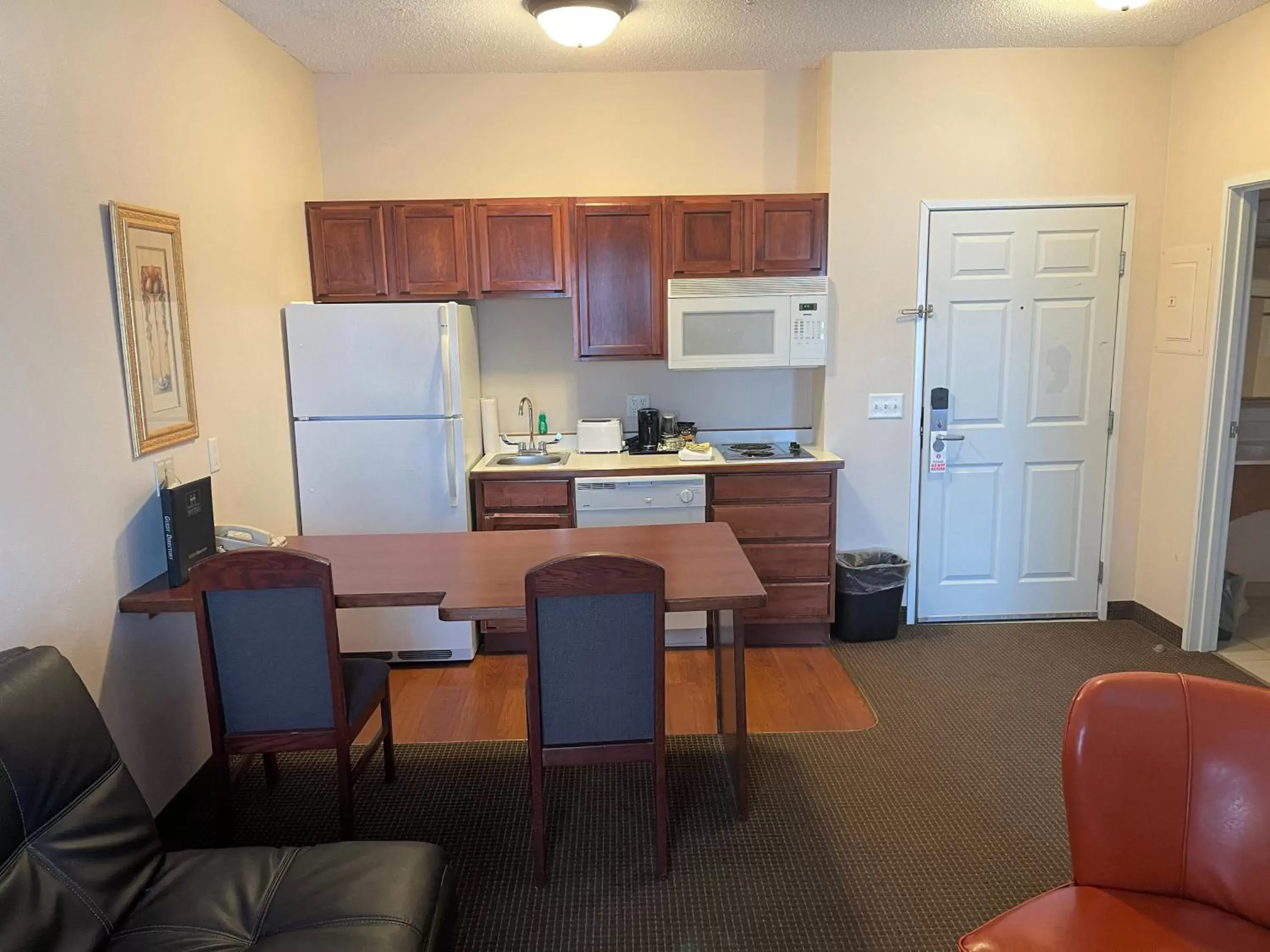 Kitchen/Kitchenette in River Hills Hotel- Mankato