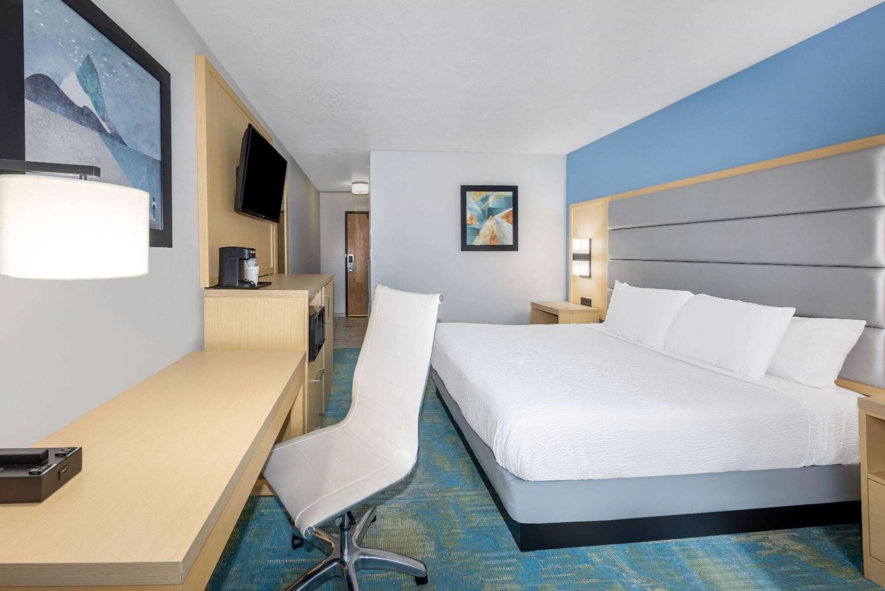 Photo of the whole room, Bed in Days Inn by Wyndham Springville