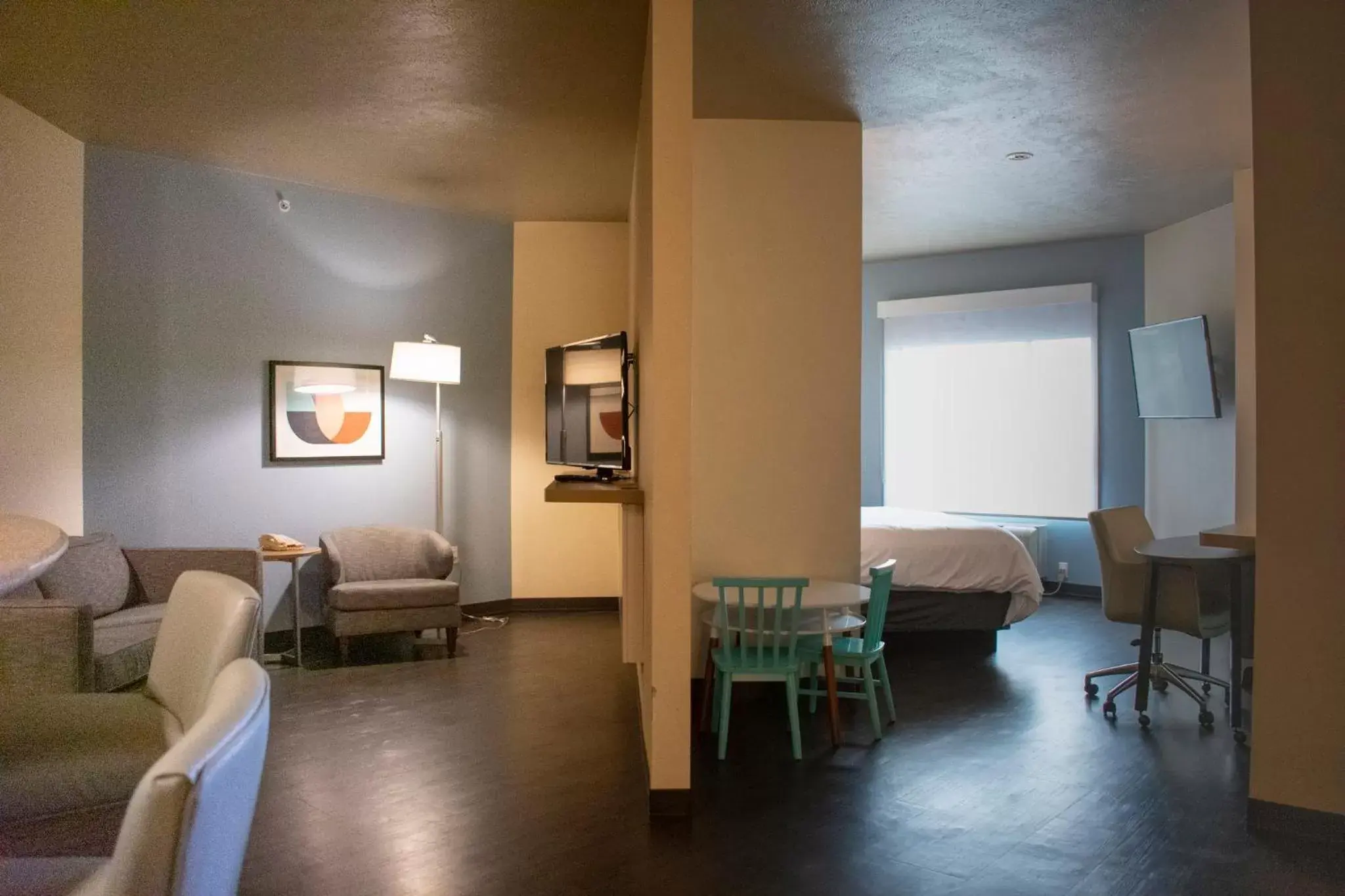 Photo of the whole room, Seating Area in Holiday Inn Omaha Downtown - Waterpark, an IHG Hotel