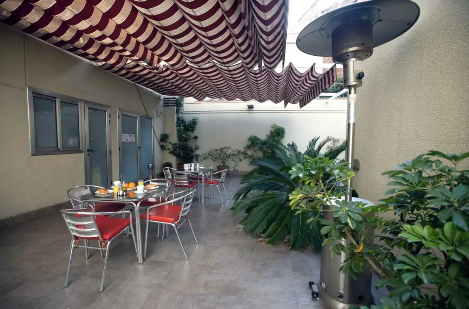 Balcony/Terrace, Restaurant/Places to Eat in Hotel Ciutat De Sant Adria