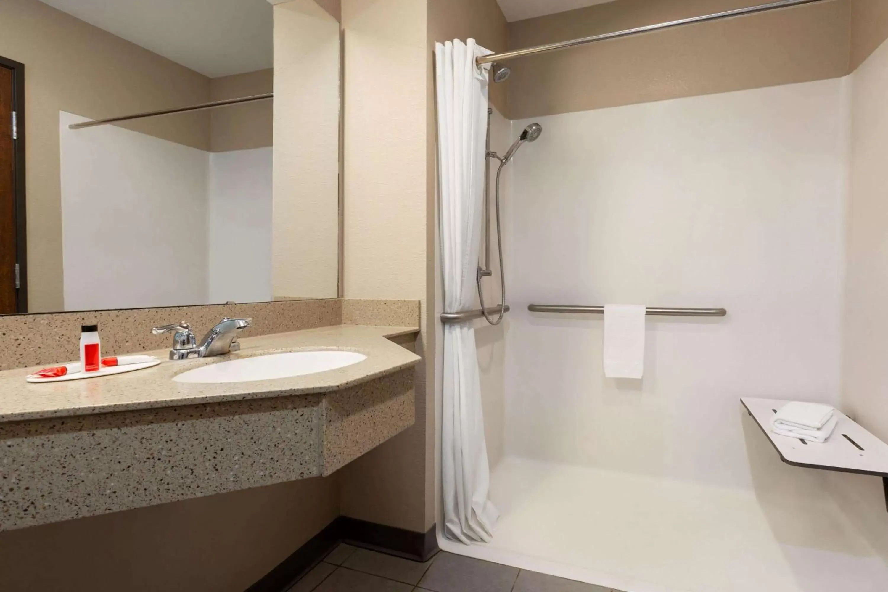 Shower, Bathroom in Super 8 by Wyndham Hannibal