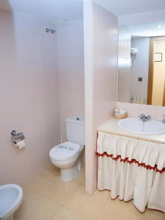 Bathroom in Hotel Alhama