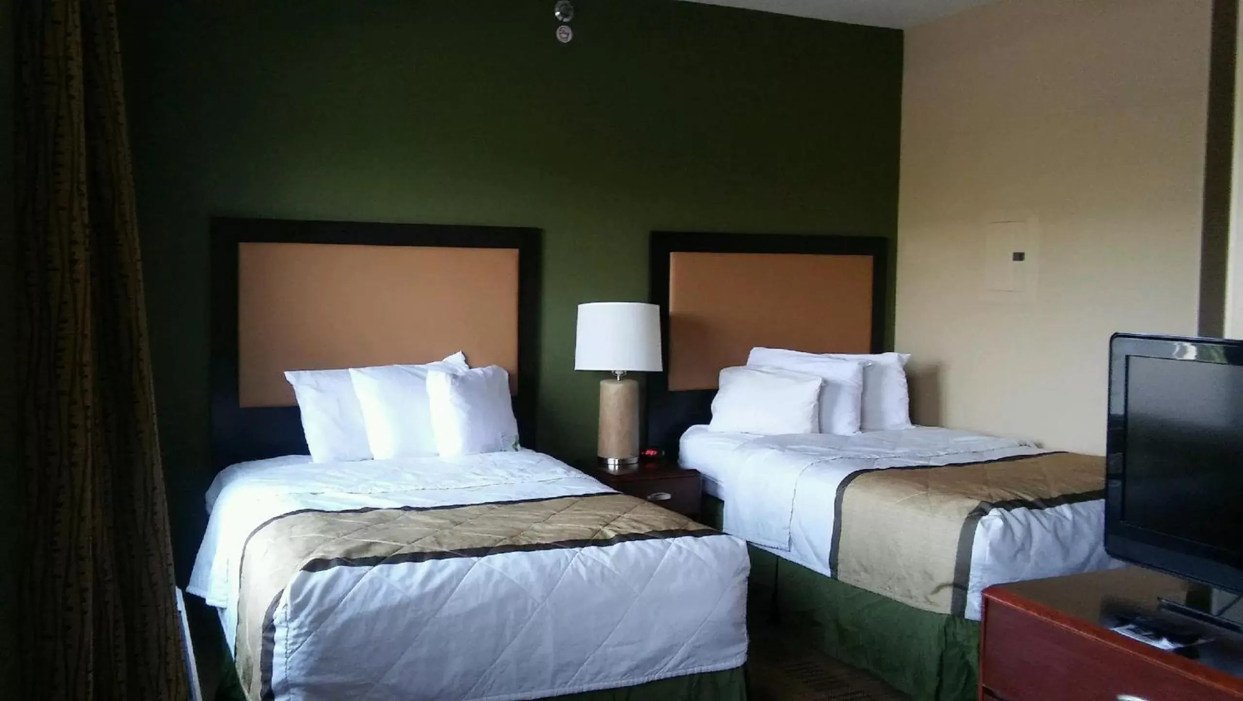 Bed in Extended Stay America Suites - Columbia - Northwest Harbison