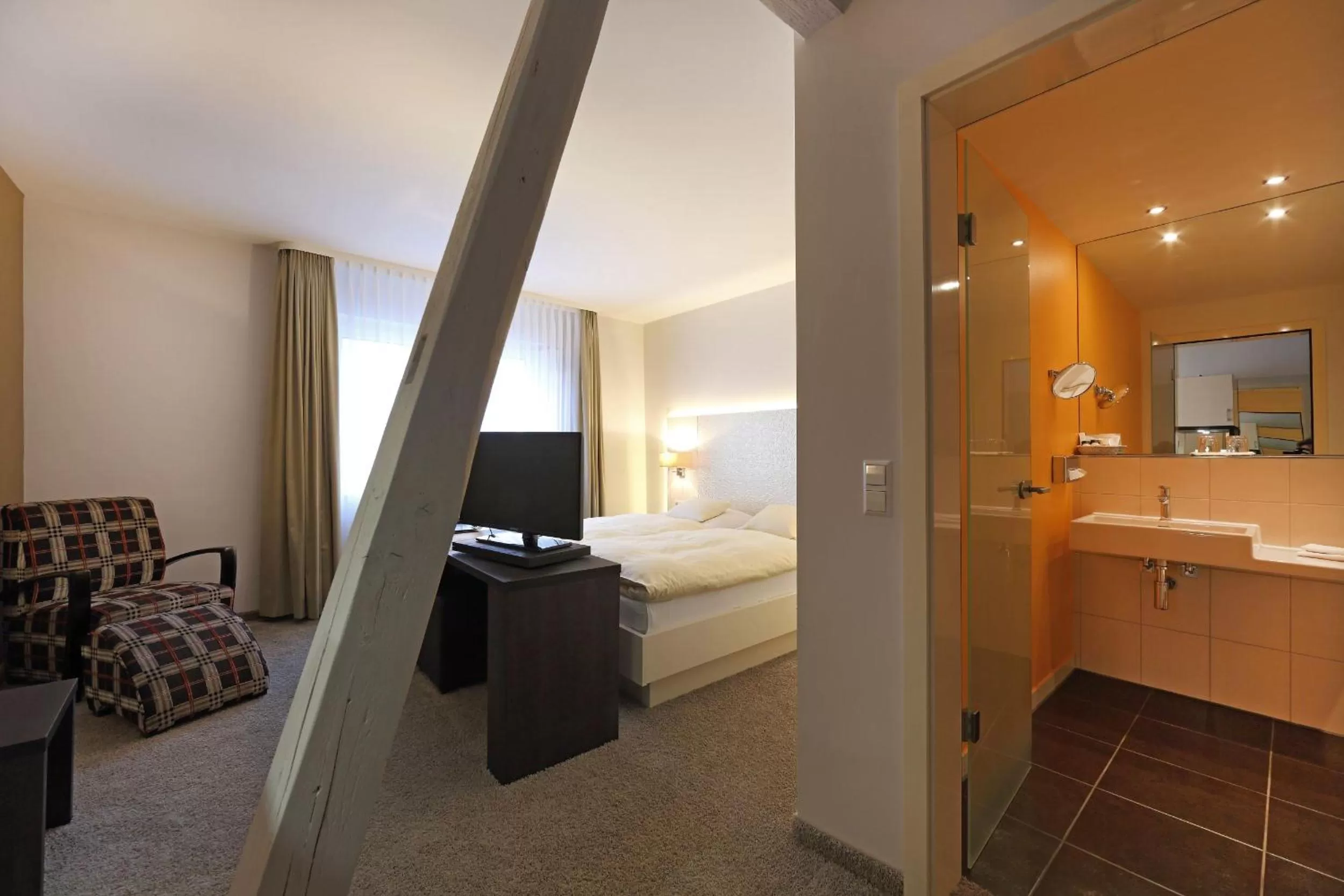 Bathroom, Bed in Hotel Krone ****S