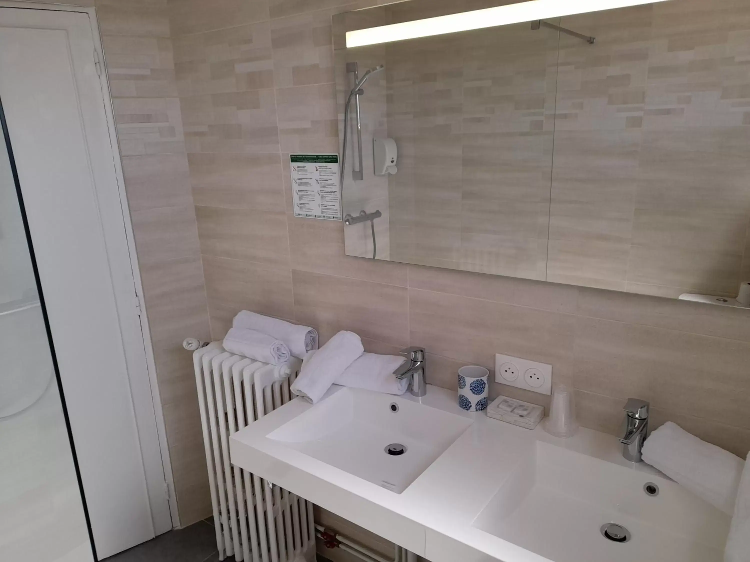 Bathroom in Contact Hotel de France