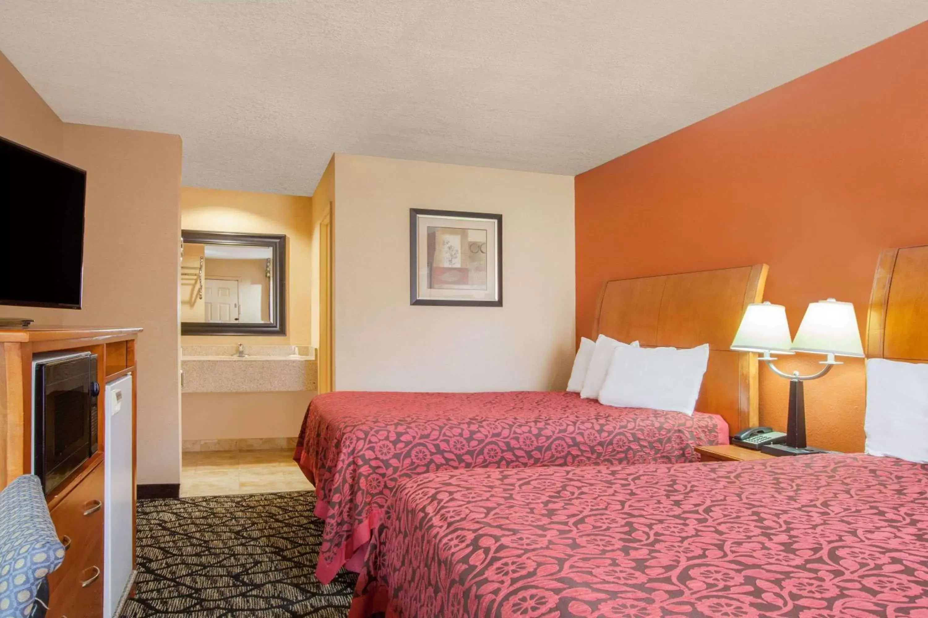 Photo of the whole room, Bed in Days Inn by Wyndham Centerville
