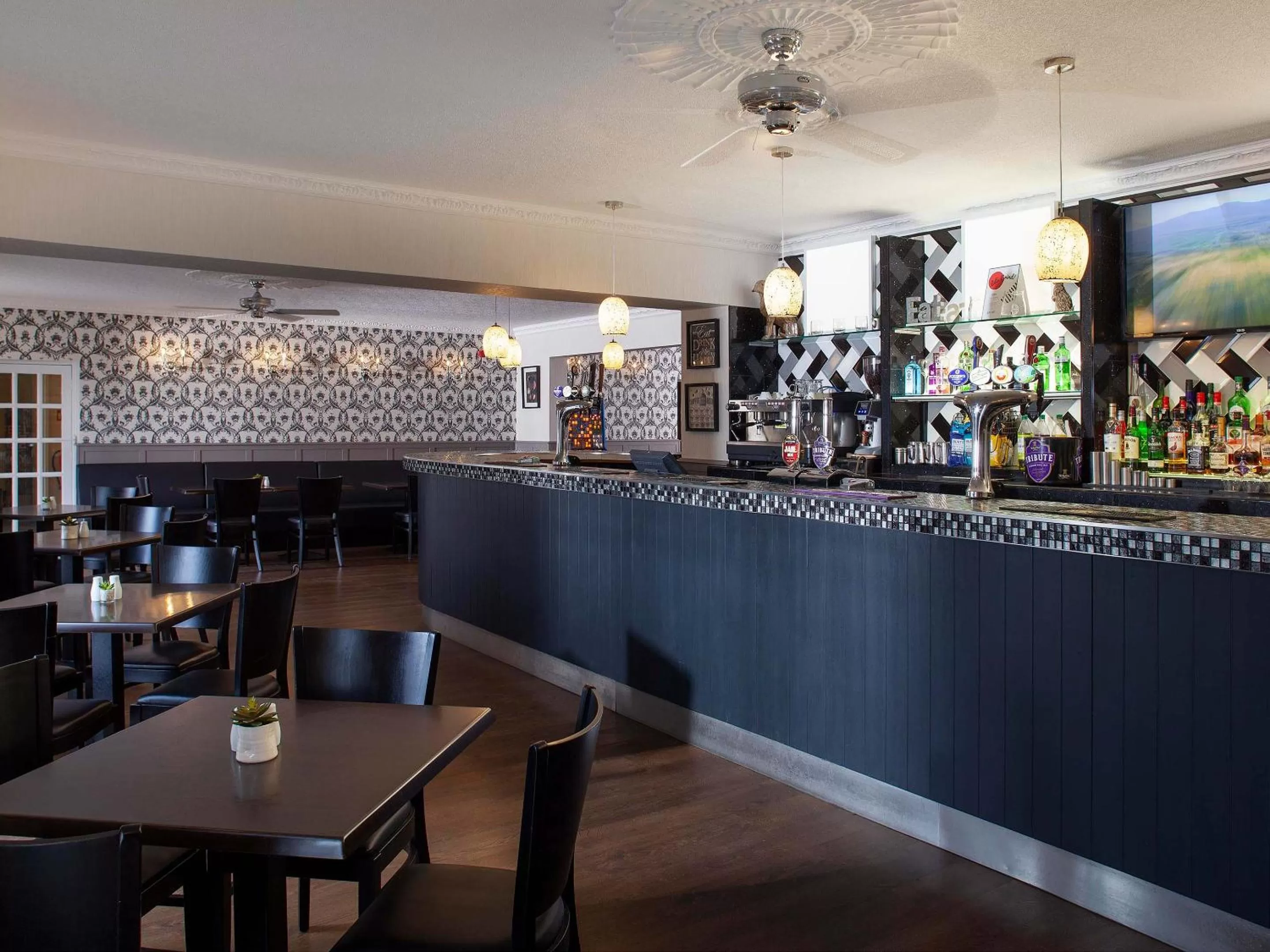 Lounge or bar in Elfordleigh Hotel