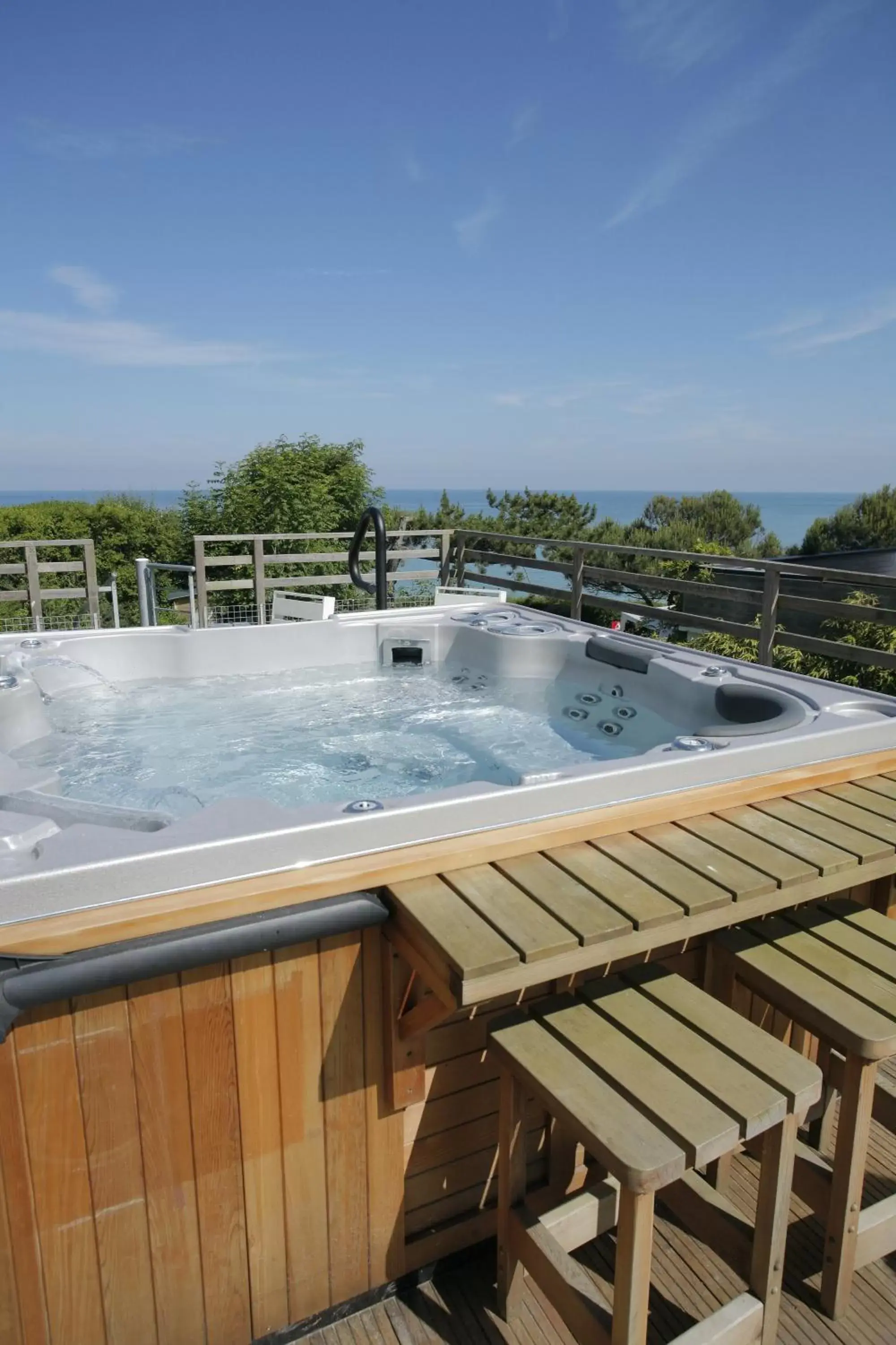 Hot Tub in The Originals Hôtel Le Cise Restaurant Chambres et Suites Hot Tub in The Originals Hôtel Le Cise Restaurant Chambres et Suites