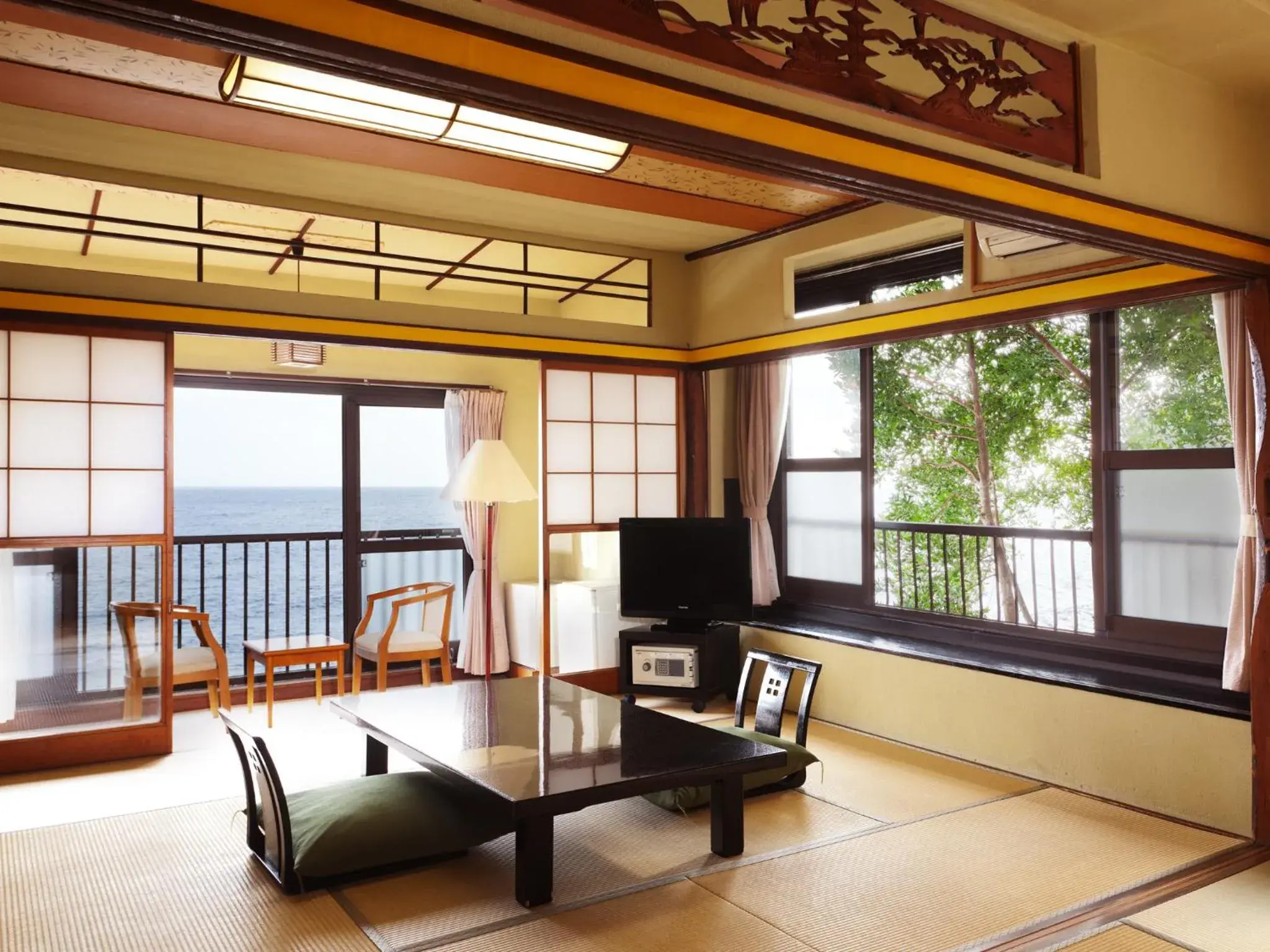 Photo of the whole room, Seating Area in Tsuruya Kisshotei