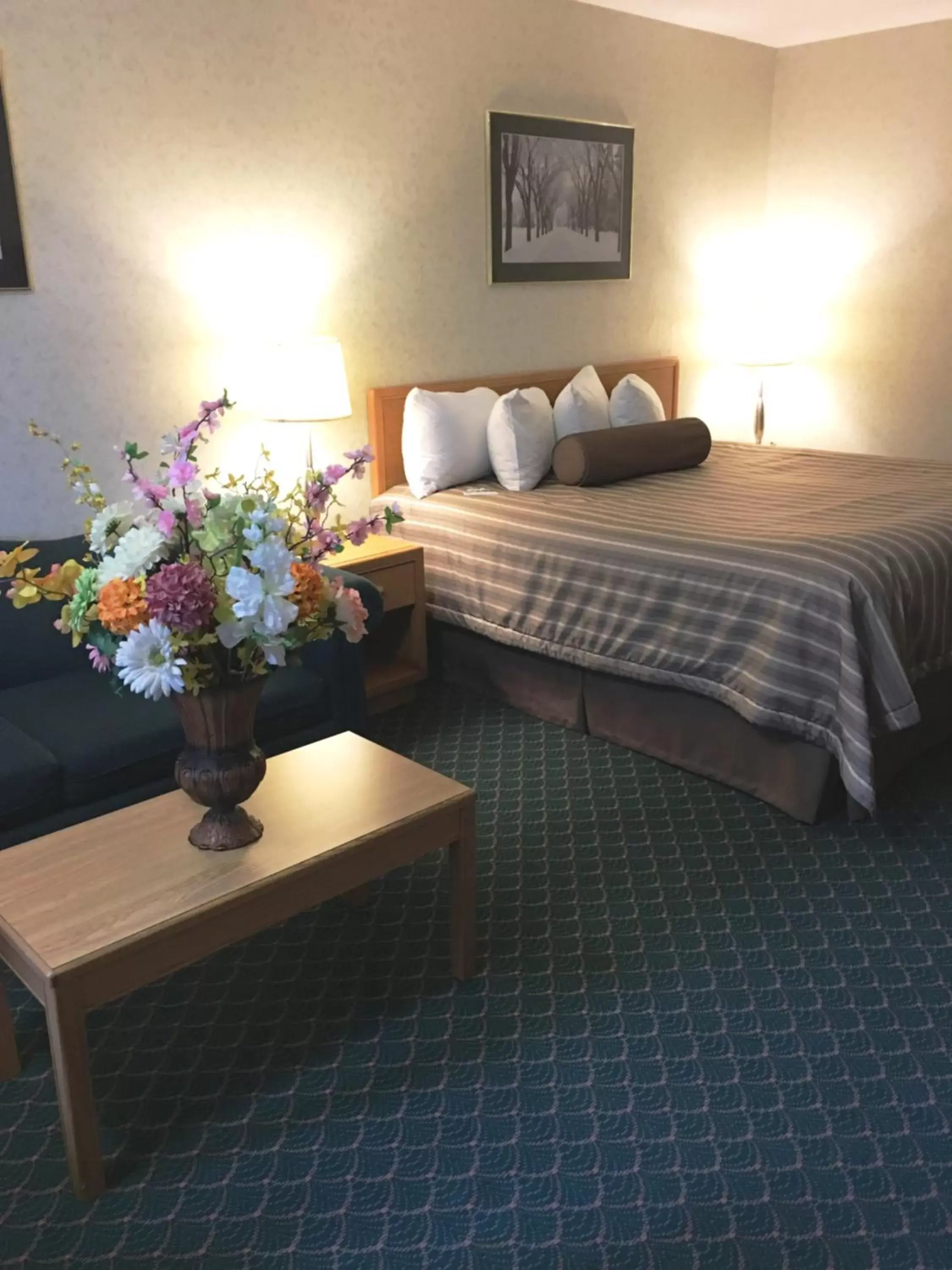 Bed in Travelodge by Wyndham Winnipeg East Bed in Travelodge by Wyndham Winnipeg East