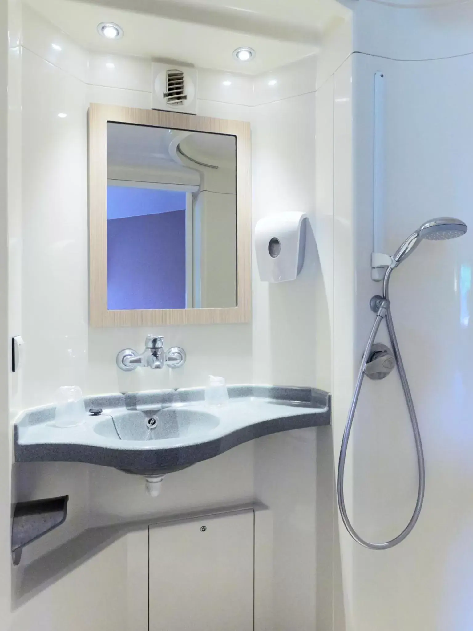 Shower, Bathroom in Première Classe Chalon Sur Saône