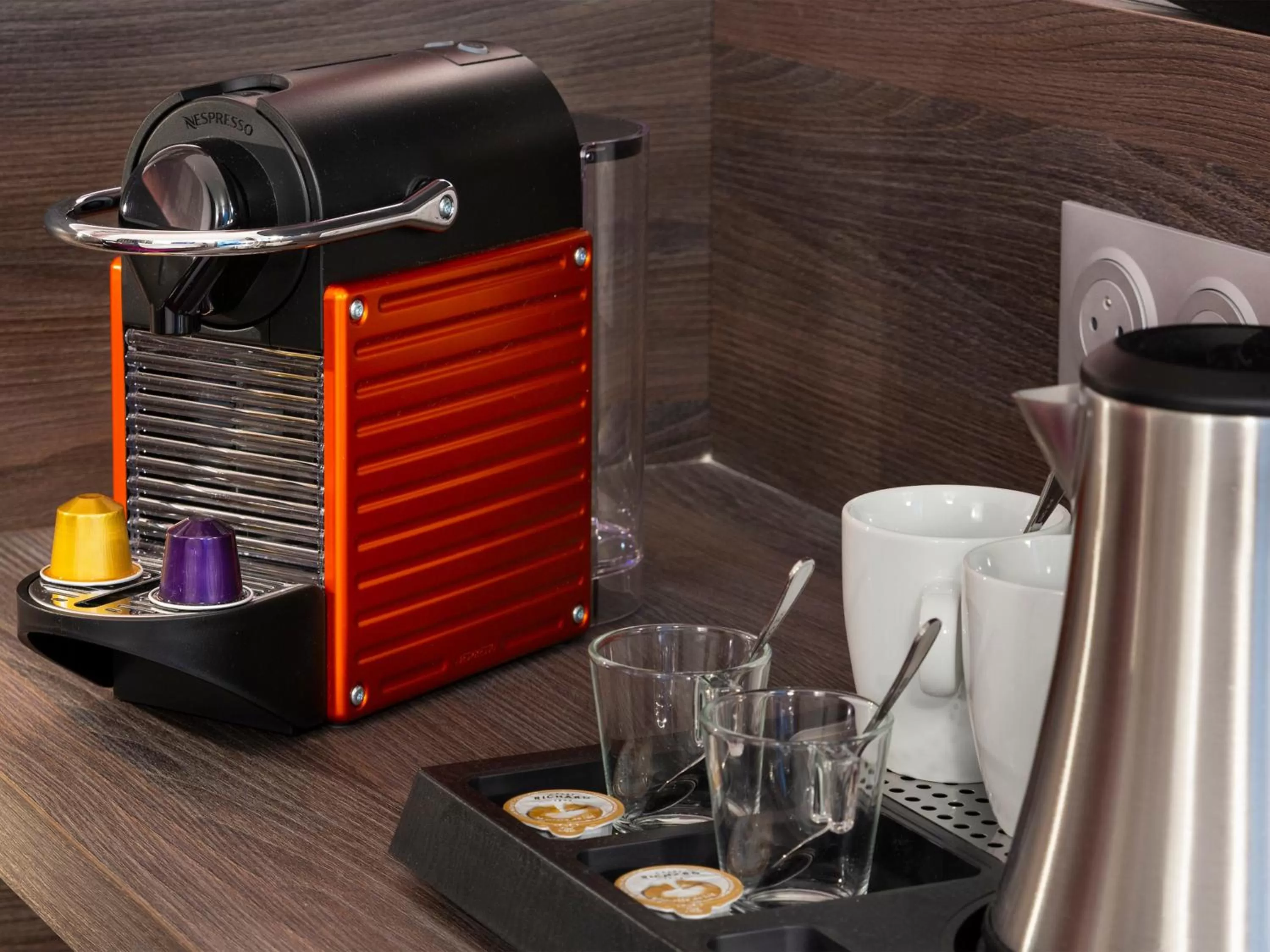 Coffee/tea facilities in Hôtel Roi Soleil Prestige Plaisir - St Quentin